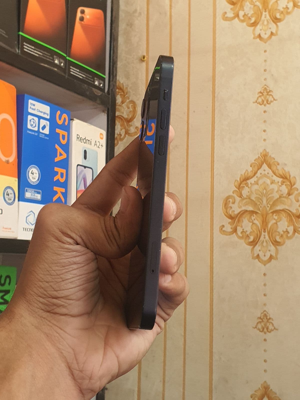 Apple iPhone 12 64GB in Black — photo 4