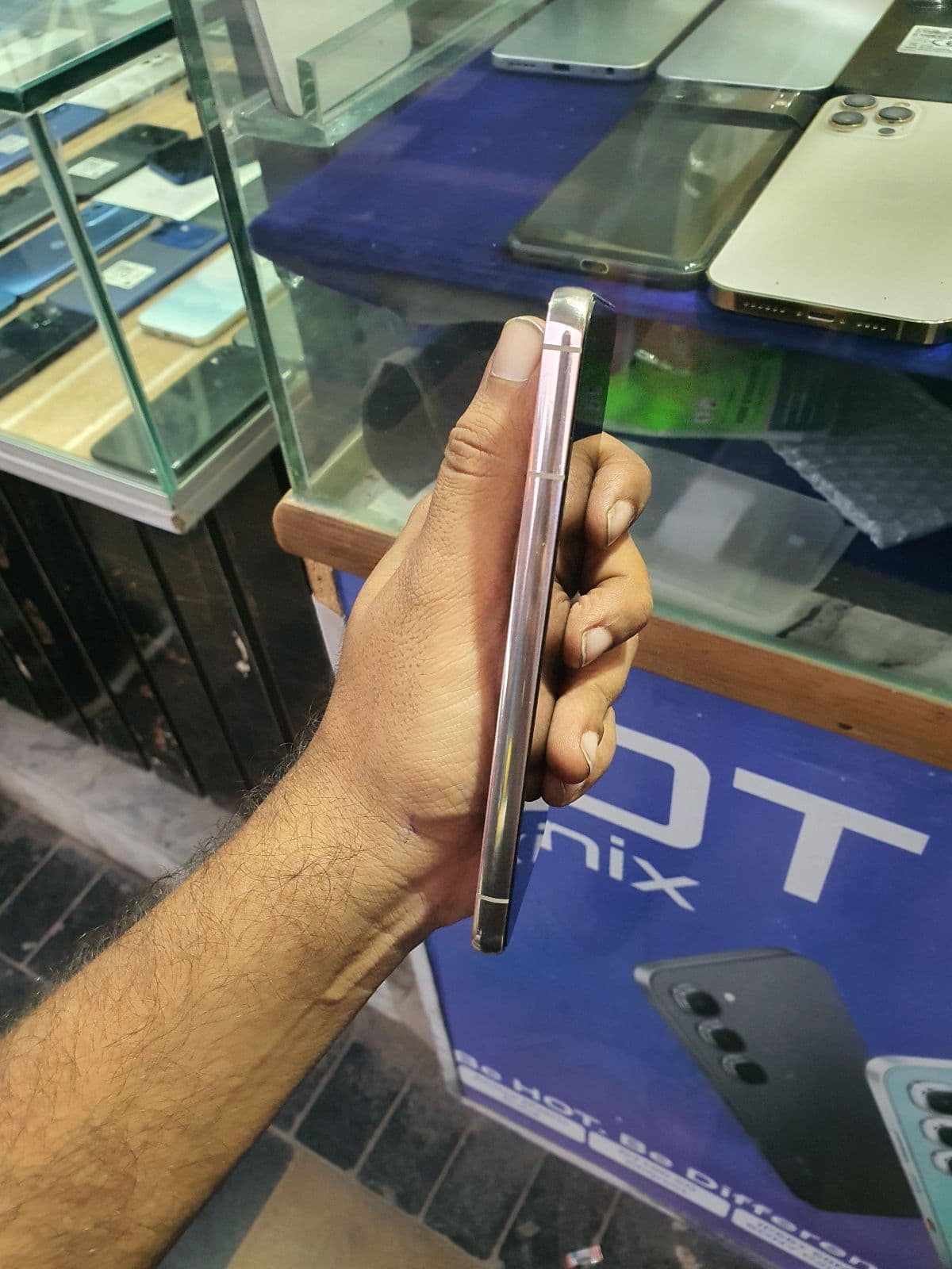 Samsung Galaxy S22 8GB / 128GB in Pink Gold — photo 3