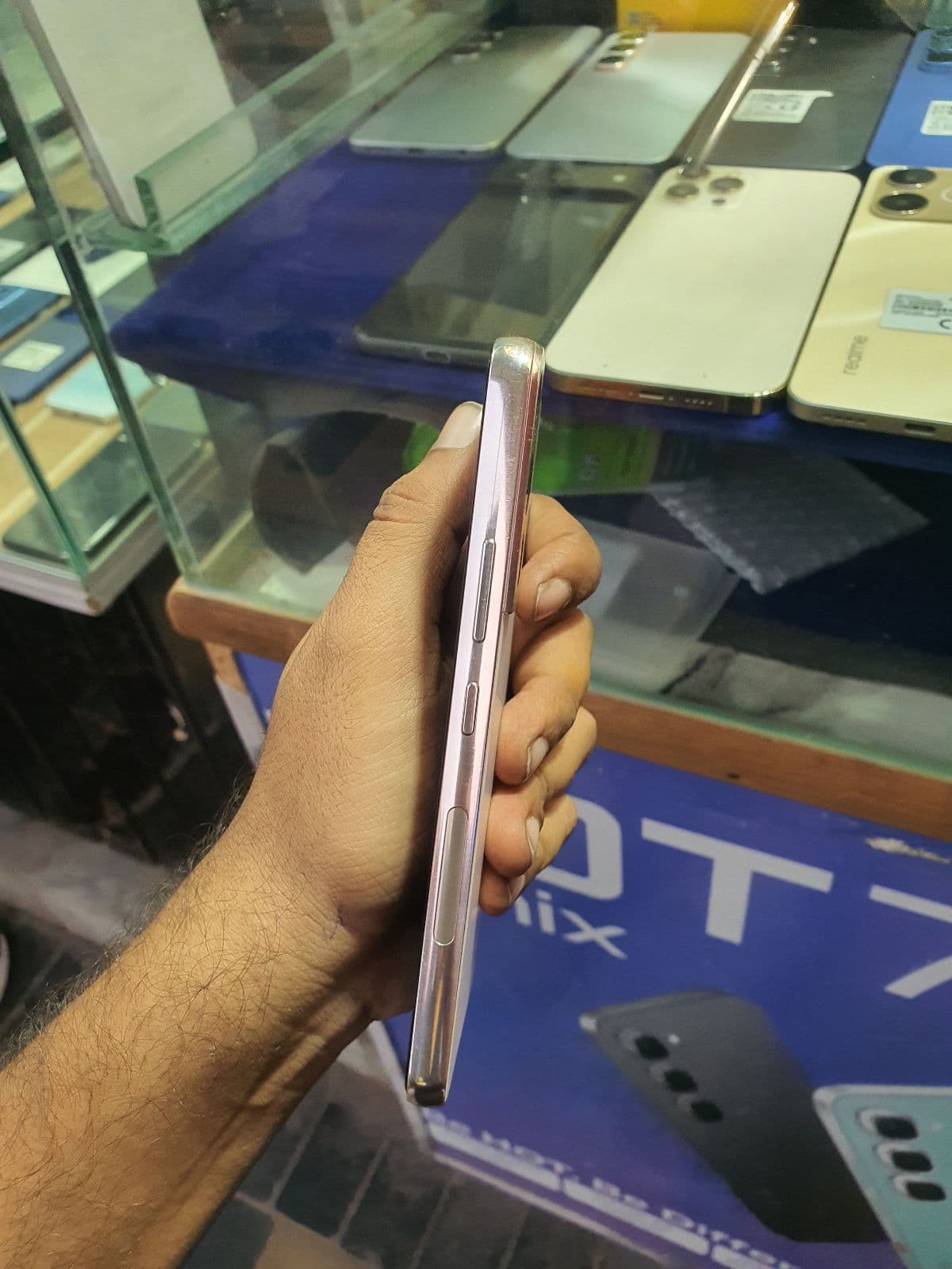 Samsung Galaxy S22 8GB / 128GB in Pink Gold — photo 4
