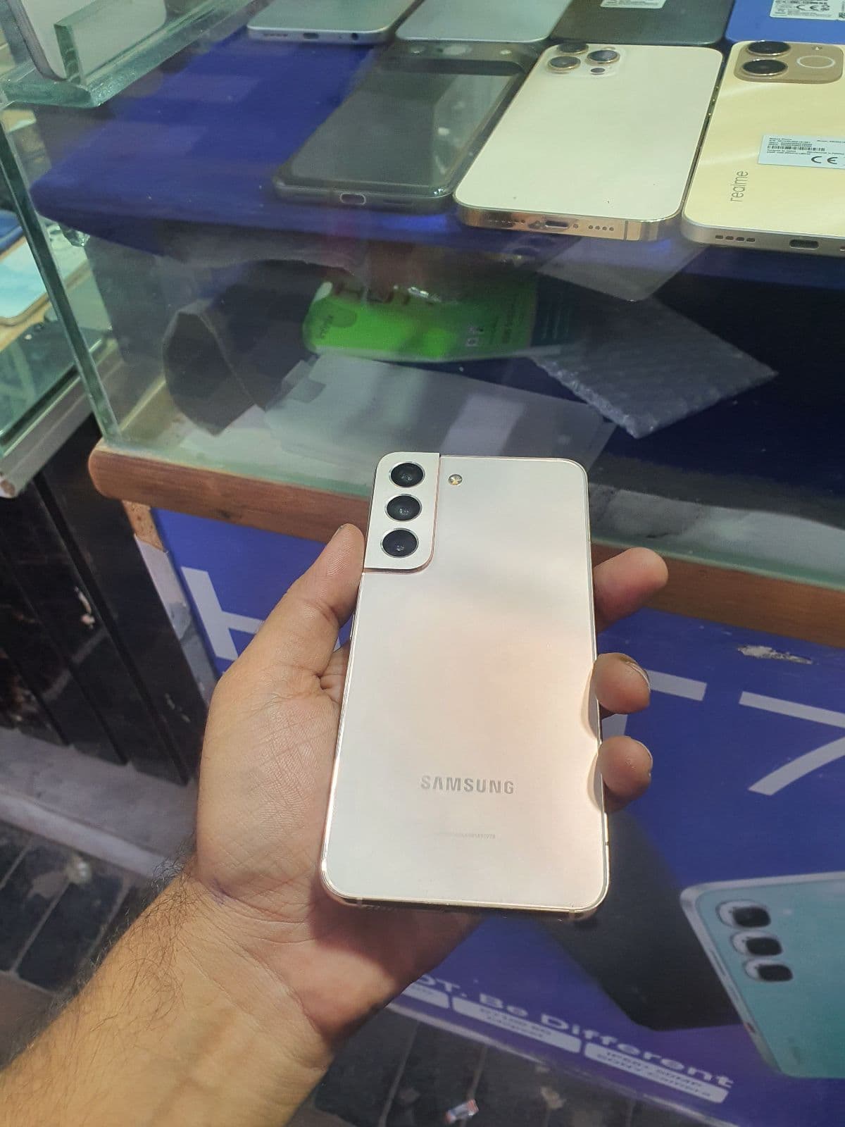 Samsung Galaxy S22 8GB / 128GB in Pink Gold — photo 5