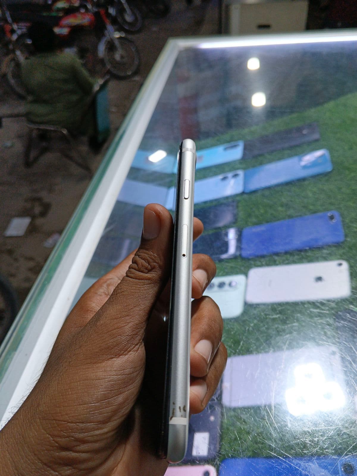 Apple iPhone SE (2020) 64GB in White — photo 3