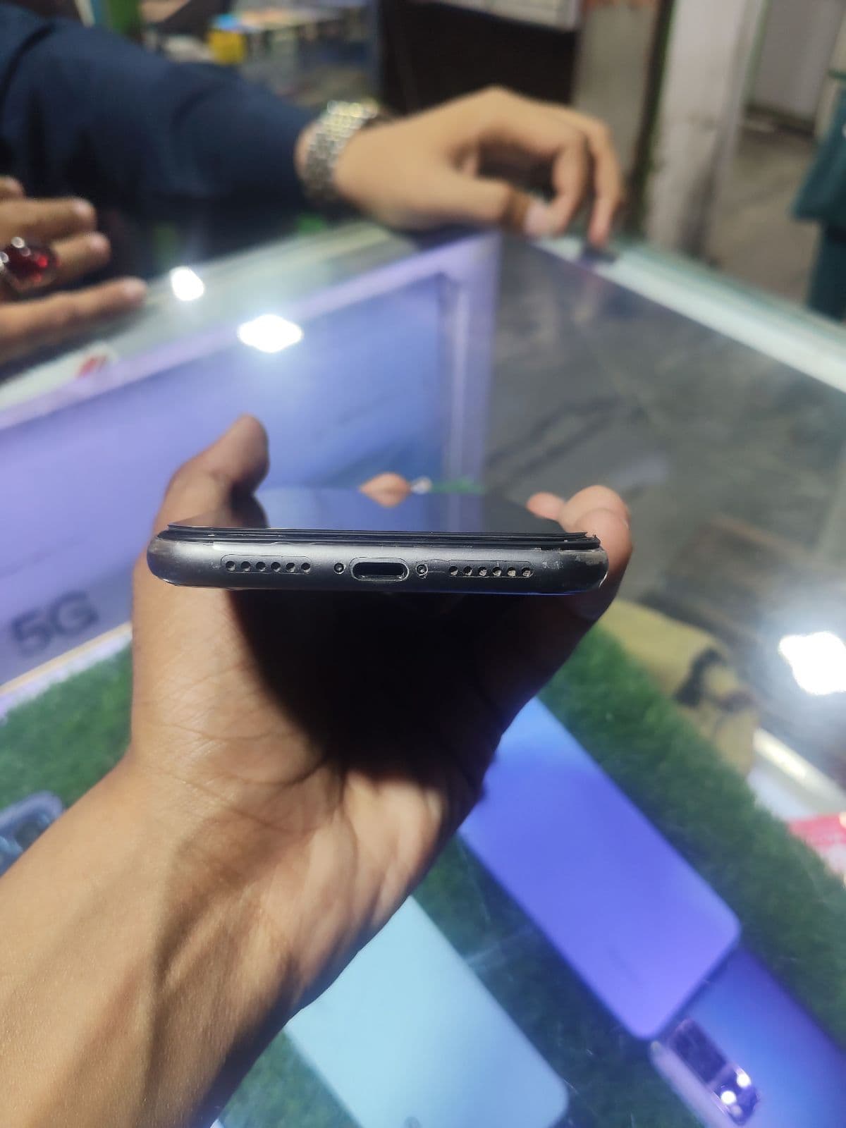 Apple iPhone 11 64GB in Black — photo 3