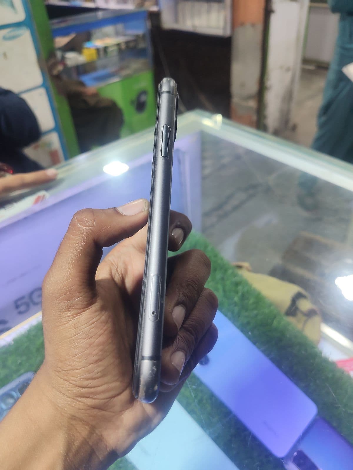 Apple iPhone 11 64GB in Black — photo 4
