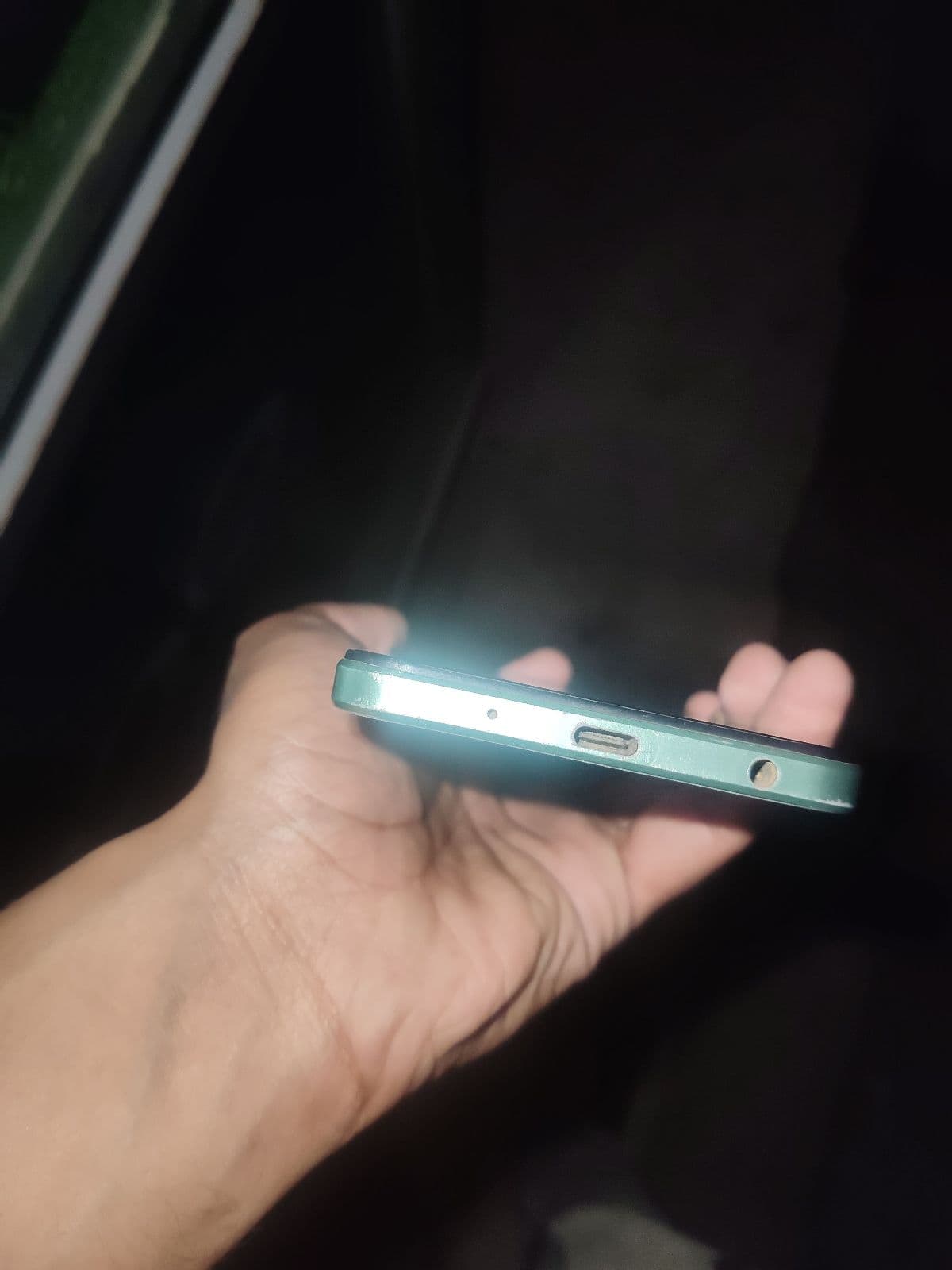 Vivo Y03 4GB / 64GB in Wave Green — photo 3