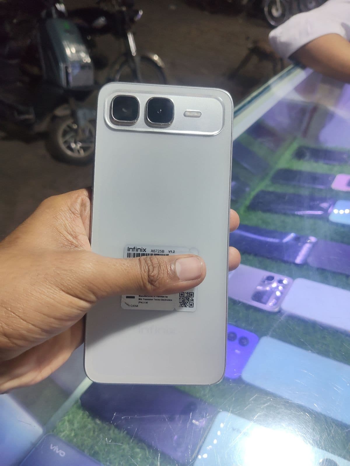 Infinix Smart 10 4GB / 128GB in Titanium Silver — photo 1