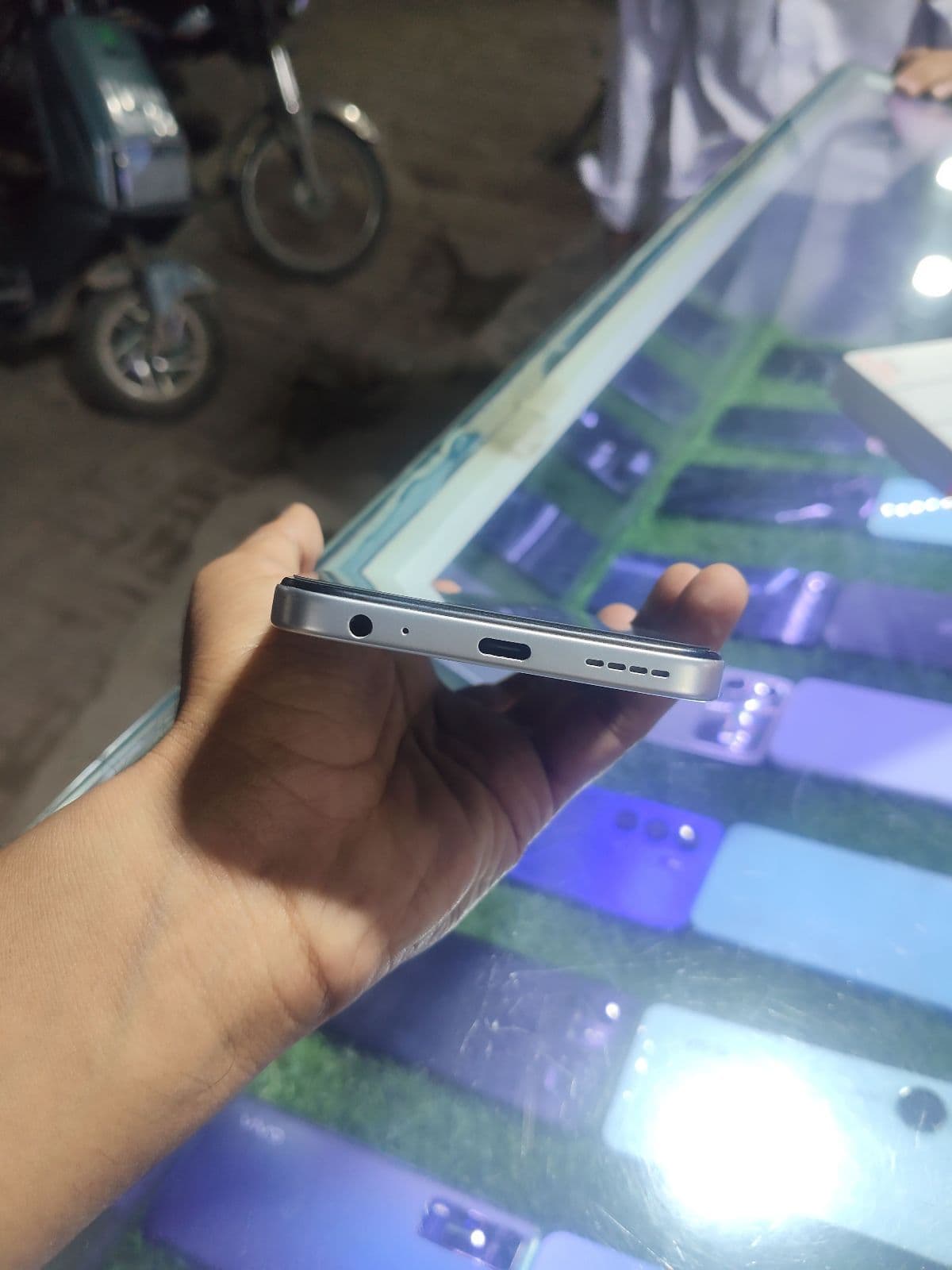 Infinix Smart 10 4GB / 128GB in Titanium Silver — photo 3