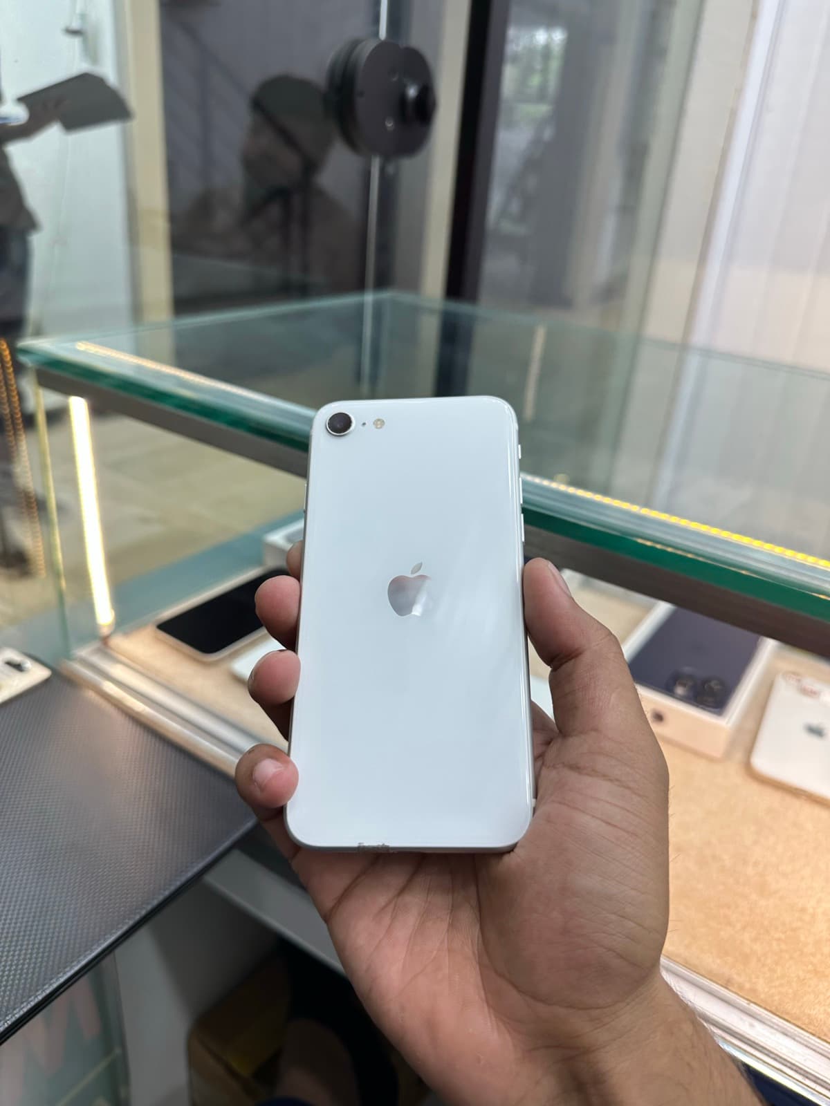 iPhone SE (2020) · 128GB