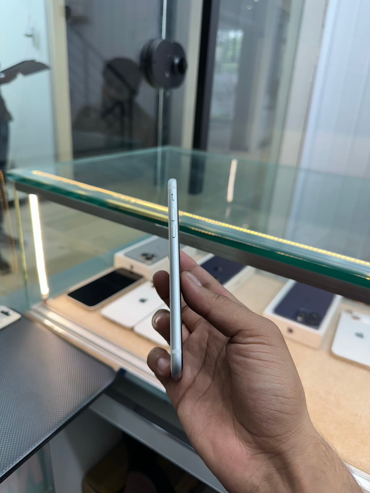 Apple iPhone SE (2020) 128GB in White — photo 2