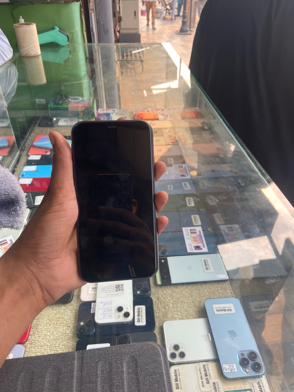Apple iPhone 11 64GB in Black — photo 2
