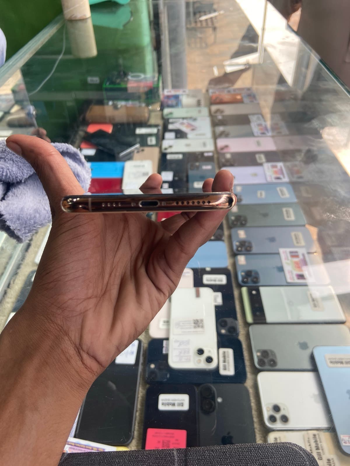 Apple iPhone XS Max 64GB in Gold — photo 3