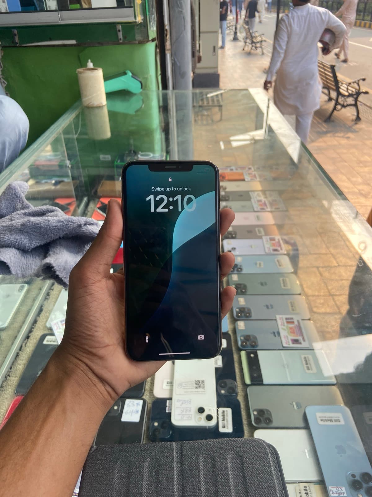 Apple iPhone XS Max 64GB in Gold — photo 2