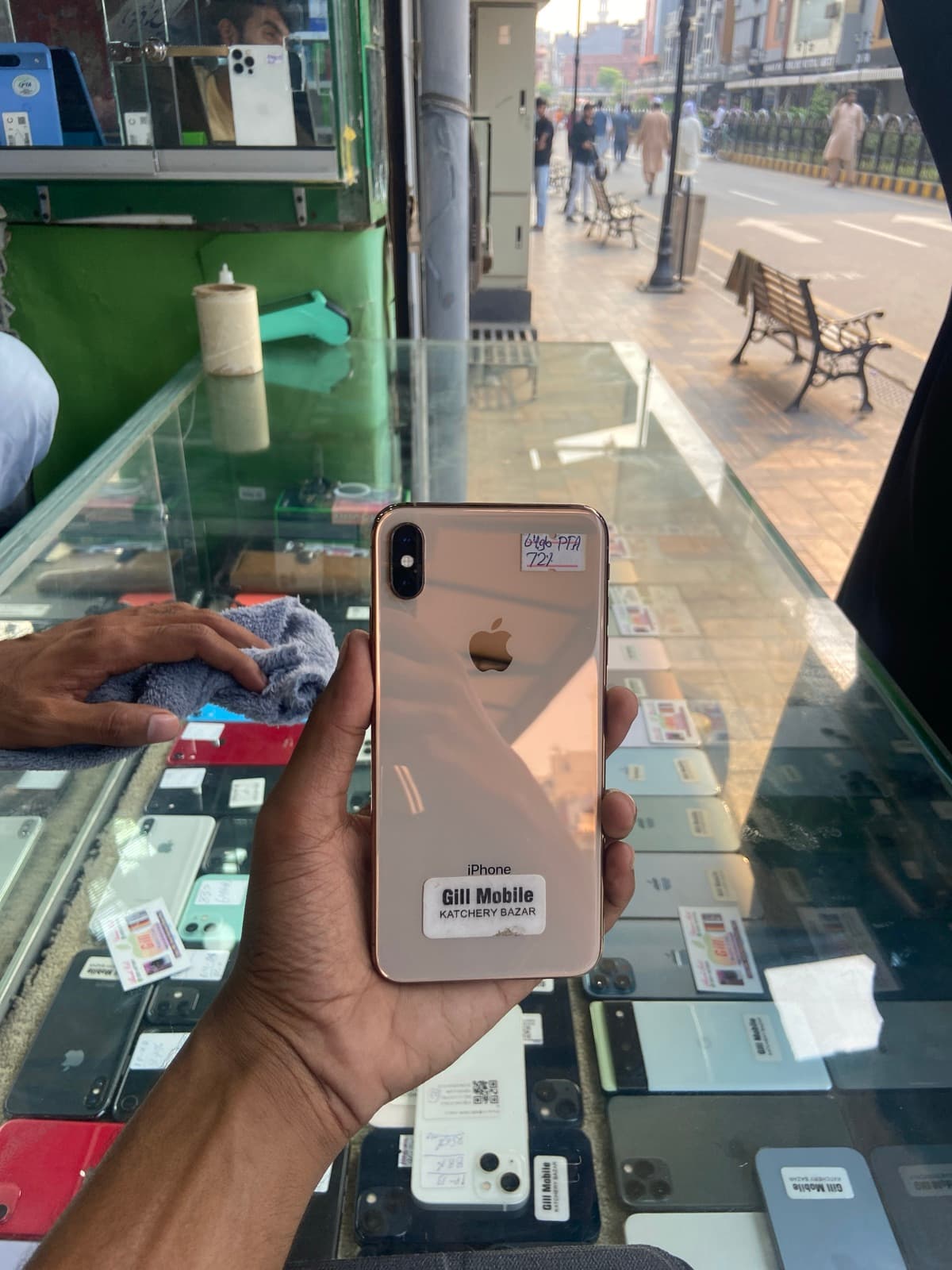 Apple iPhone XS Max 64GB in Gold — photo 1