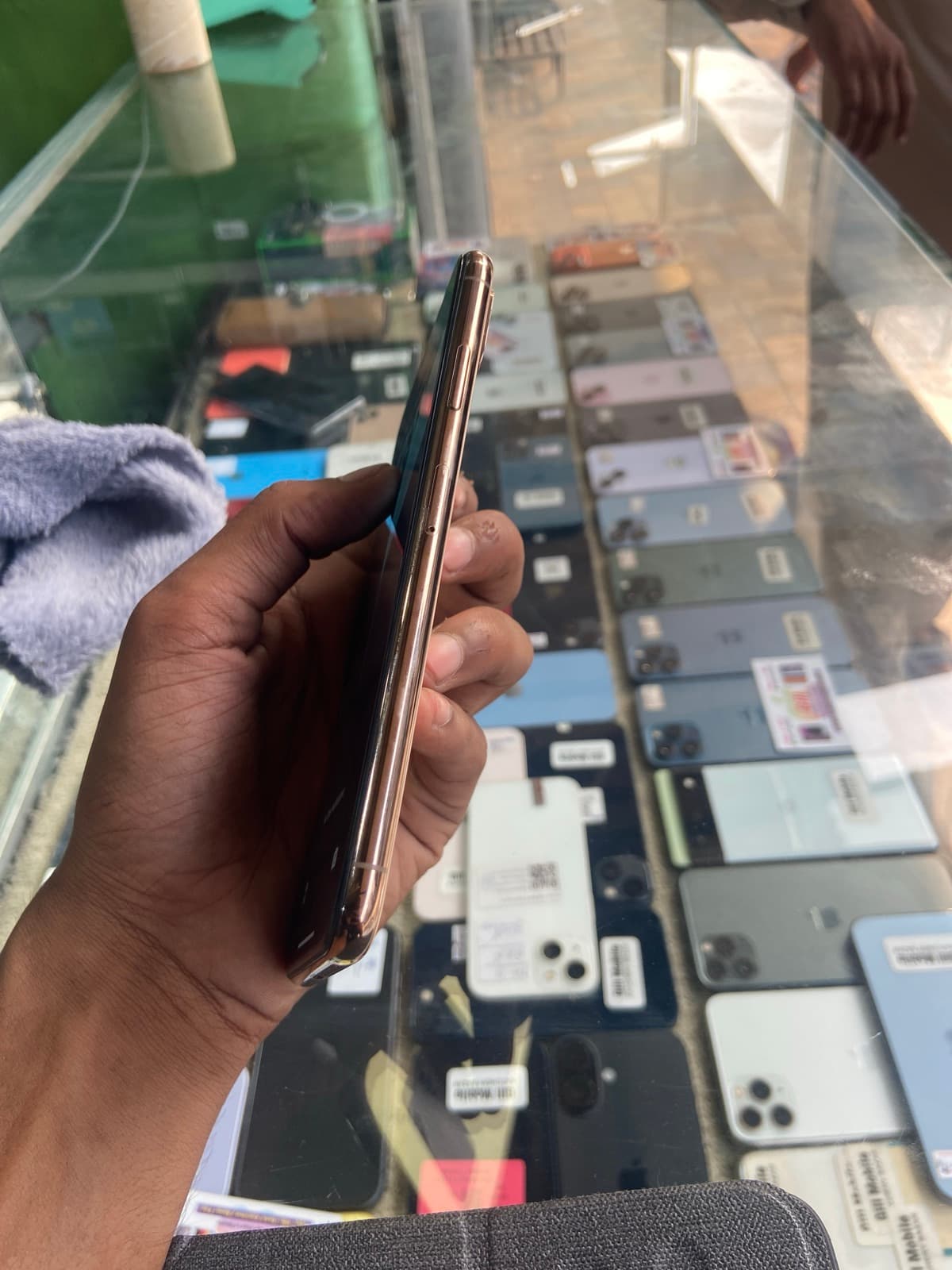 Apple iPhone XS Max 64GB in Gold — photo 4