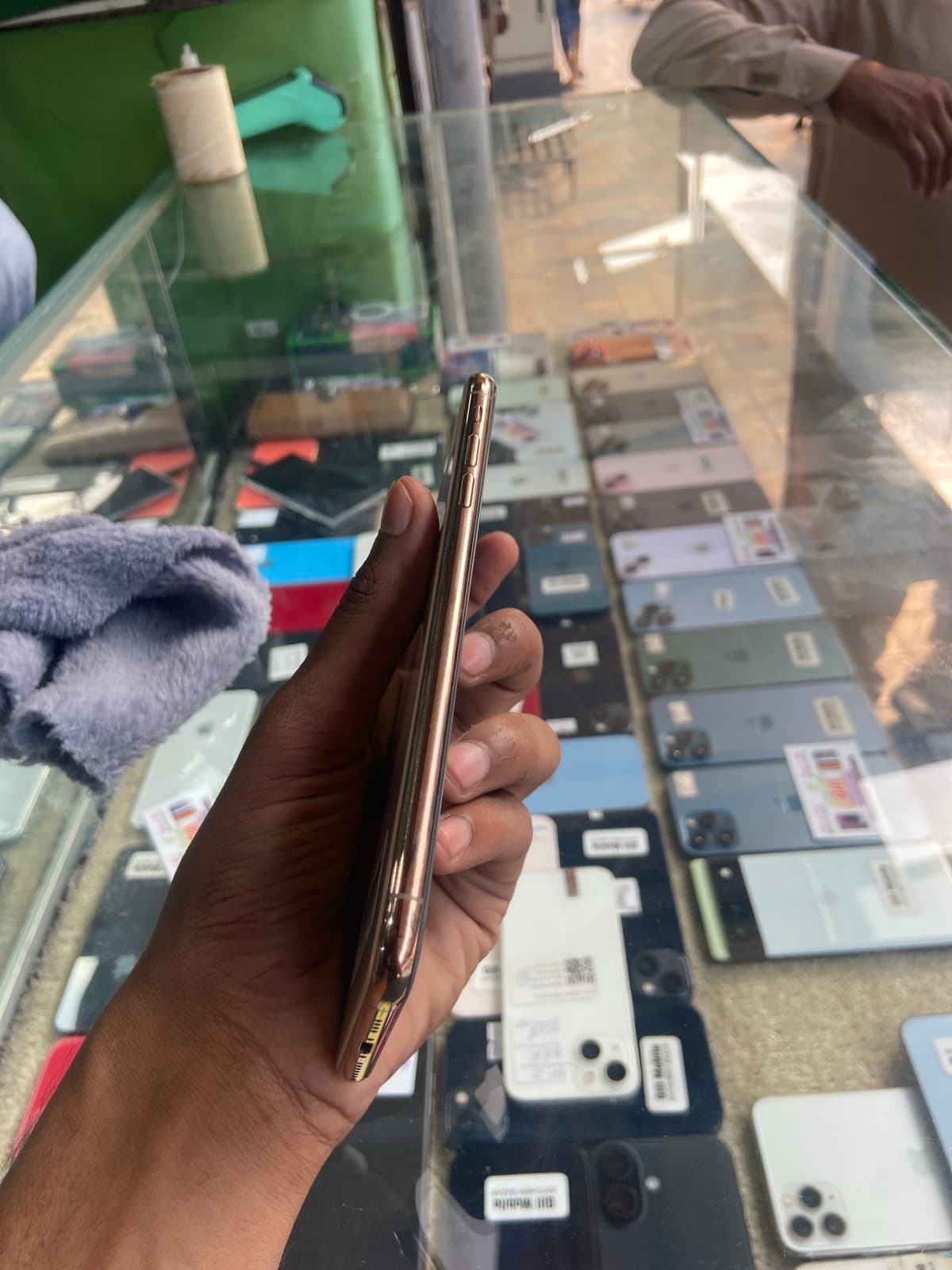 Apple iPhone XS Max 64GB in Gold — photo 5