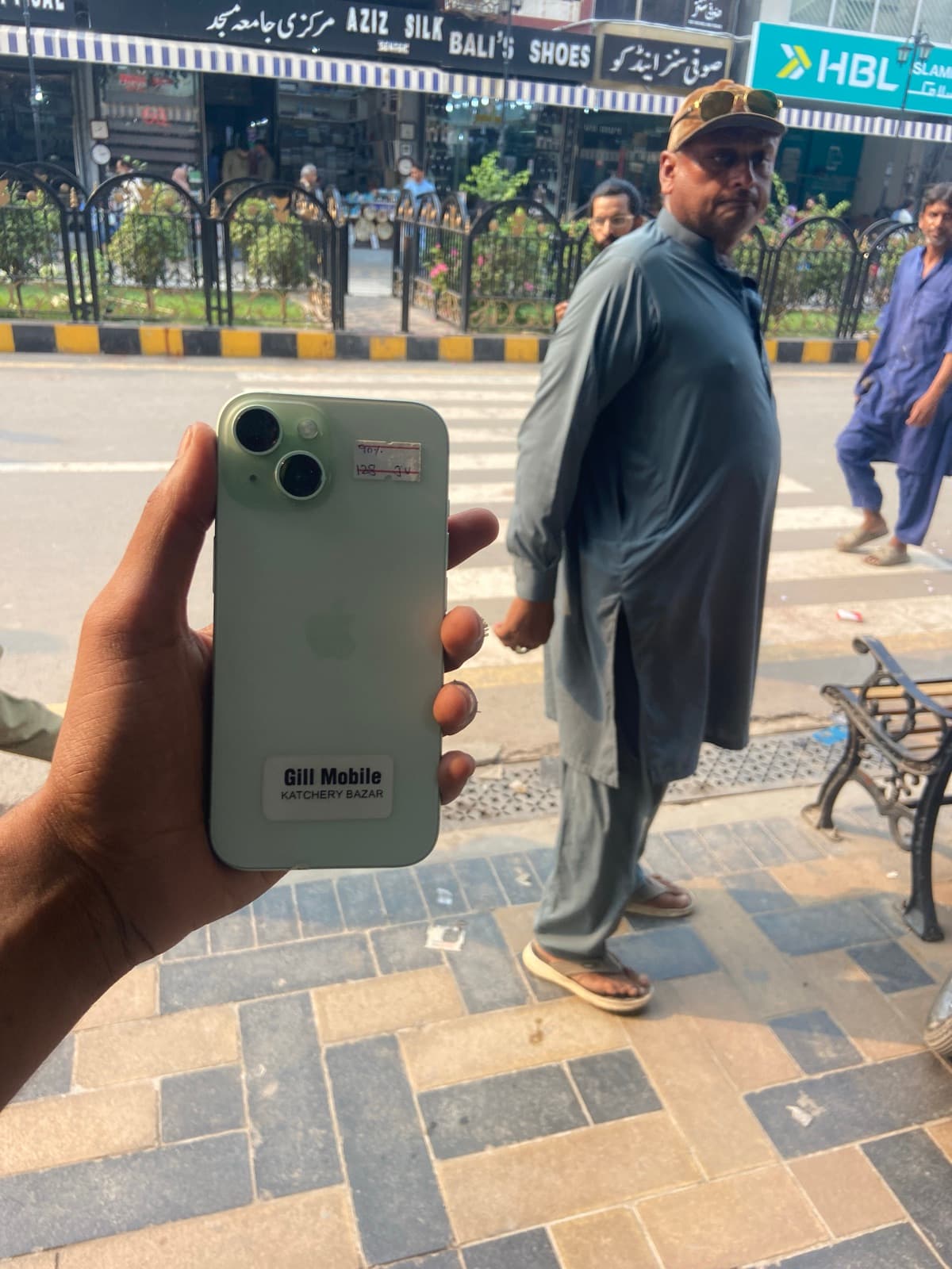 iPhone 15 · 128GB