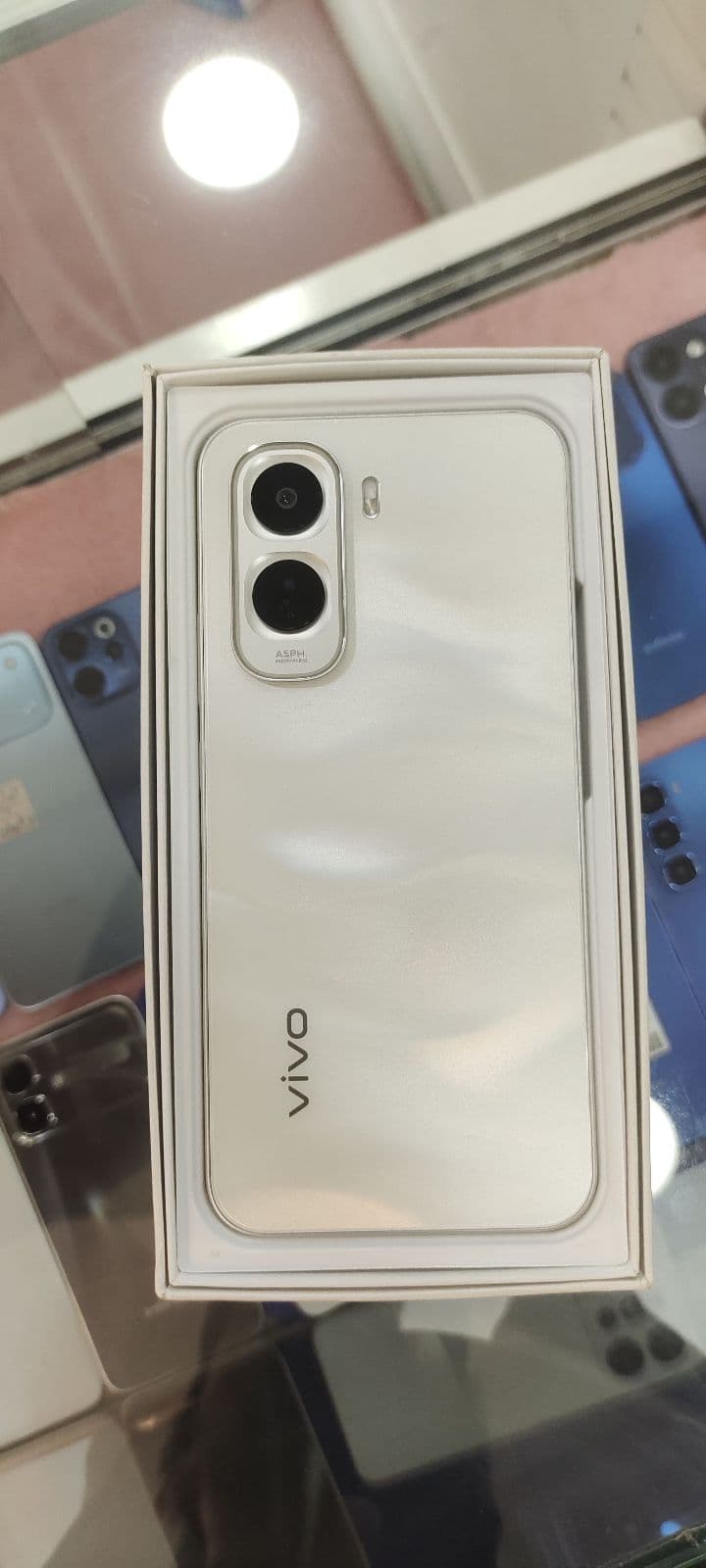 Vivo Y500 8GB / 128GB in Pearl White — photo 1