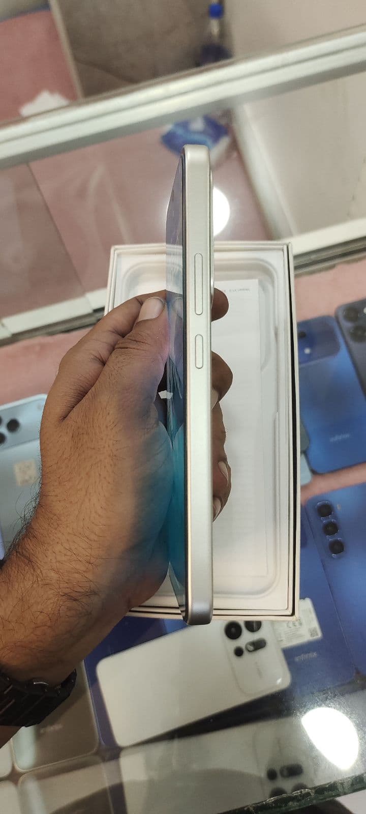 Vivo Y500 8GB / 128GB in Pearl White — photo 3