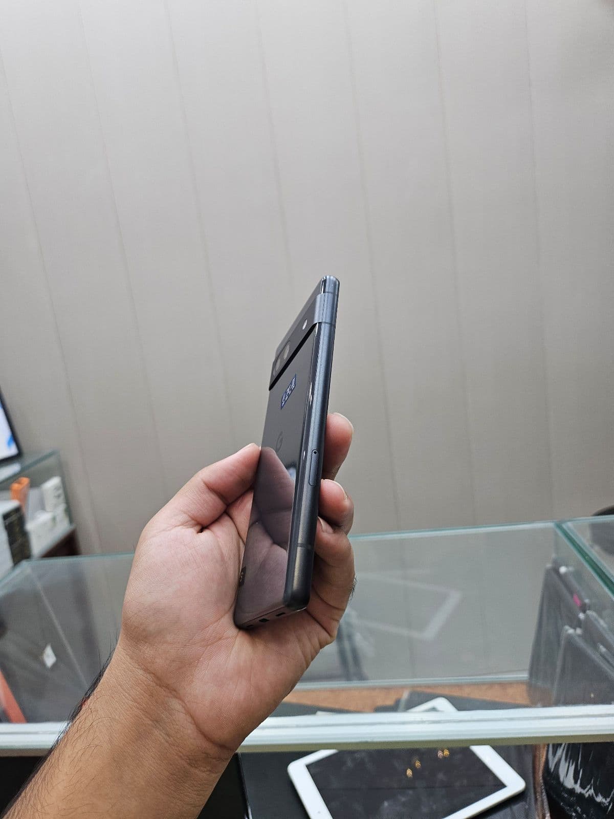 Google Pixel 7a 8GB / 128GB in Charcoal — photo 2