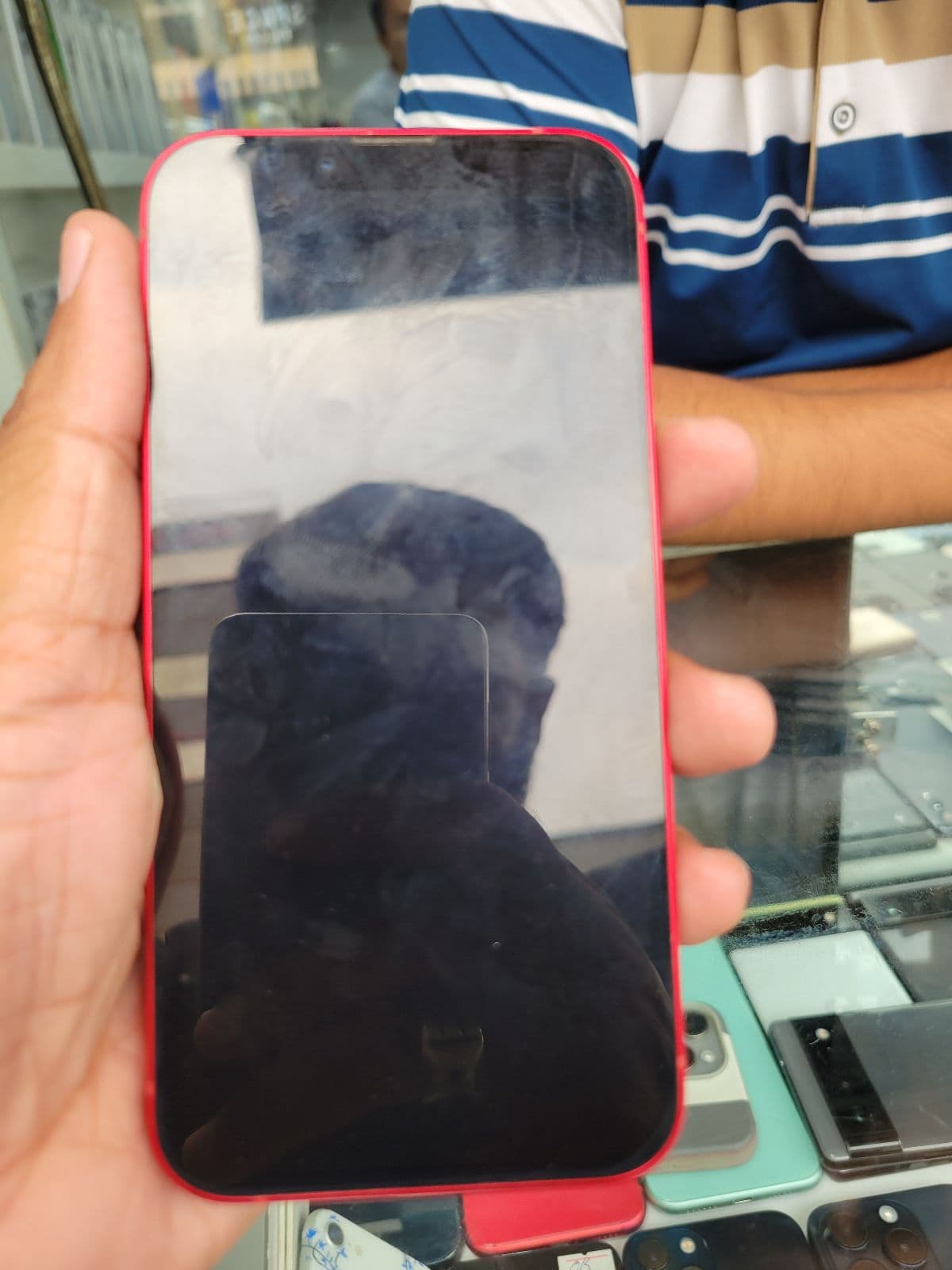 Apple iPhone 13 128GB in (PRODUCT)RED — photo 2