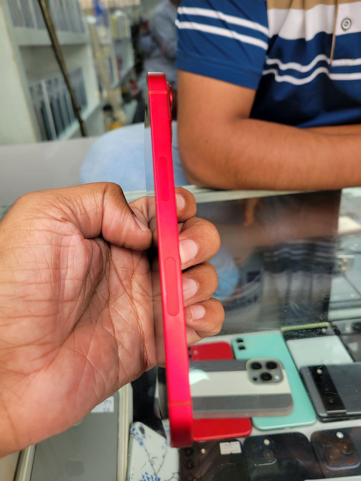 Apple iPhone 13 128GB in (PRODUCT)RED — photo 3