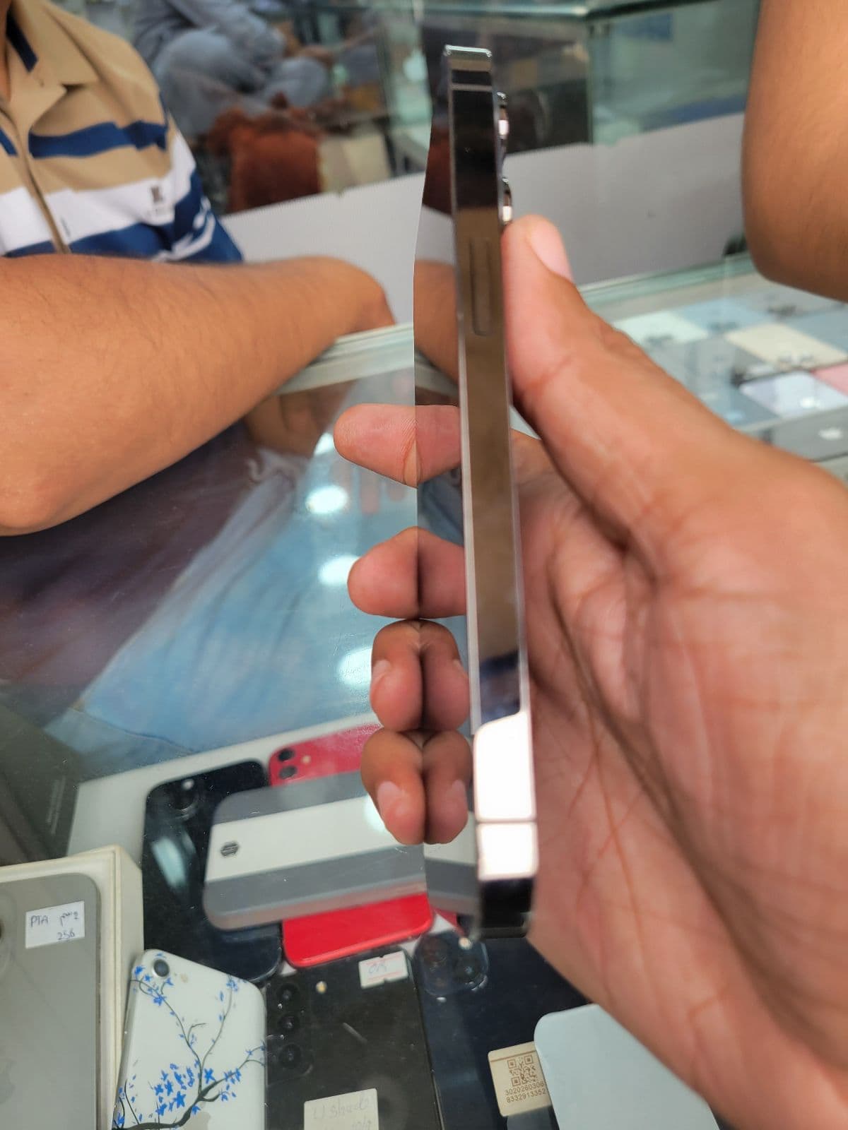 Apple iPhone 13 Pro 128GB in Graphite — photo 4