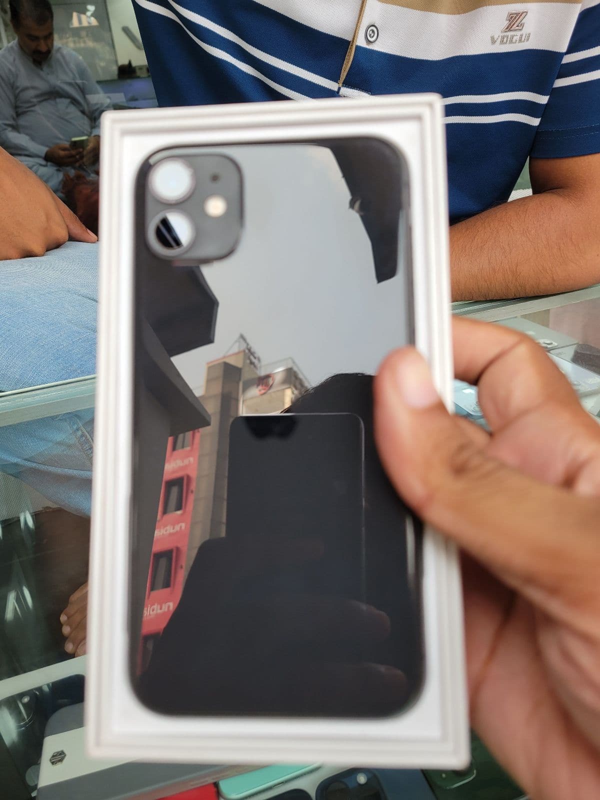 iPhone 11 · 64GB
