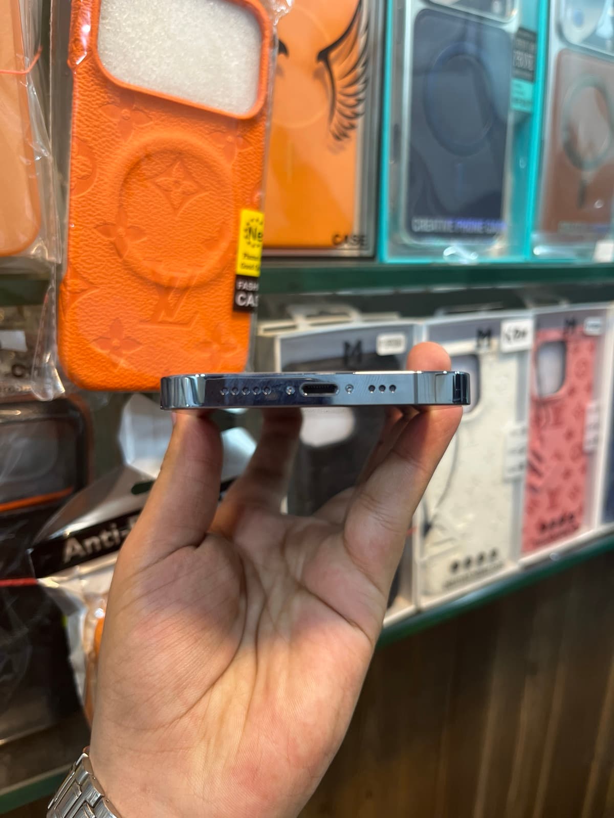 Apple iPhone 13 Pro 1TB in Sierra Blue — photo 3