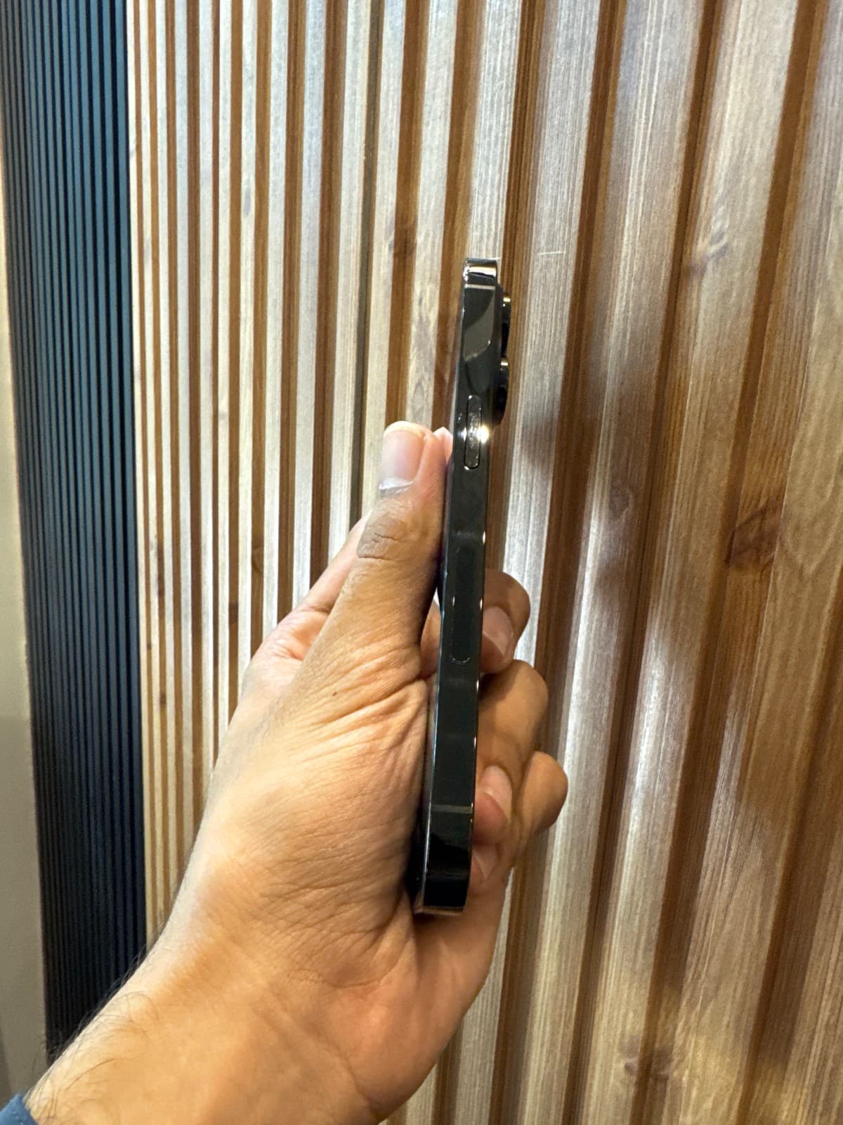 Apple iPhone 14 Pro 128GB in Space Black — photo 2