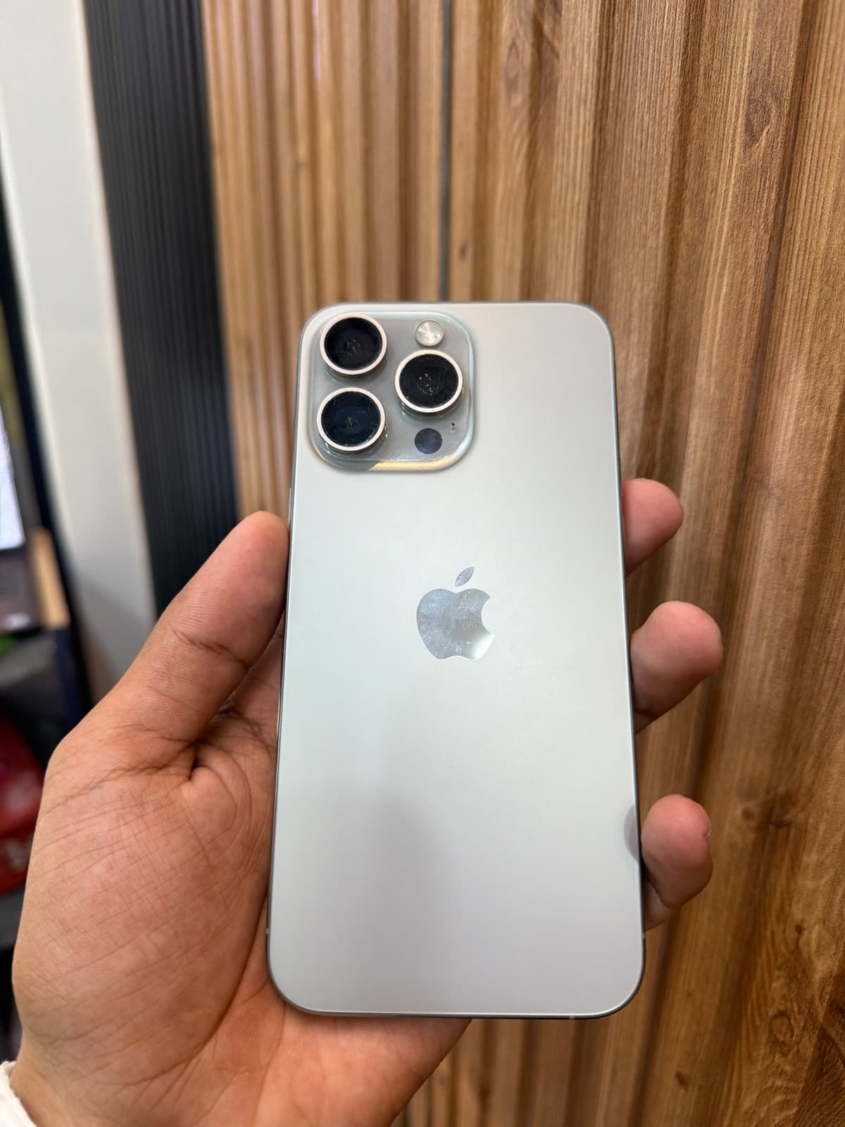 Apple iPhone 15 Pro Max 256GB in Natural Titanium — photo 3