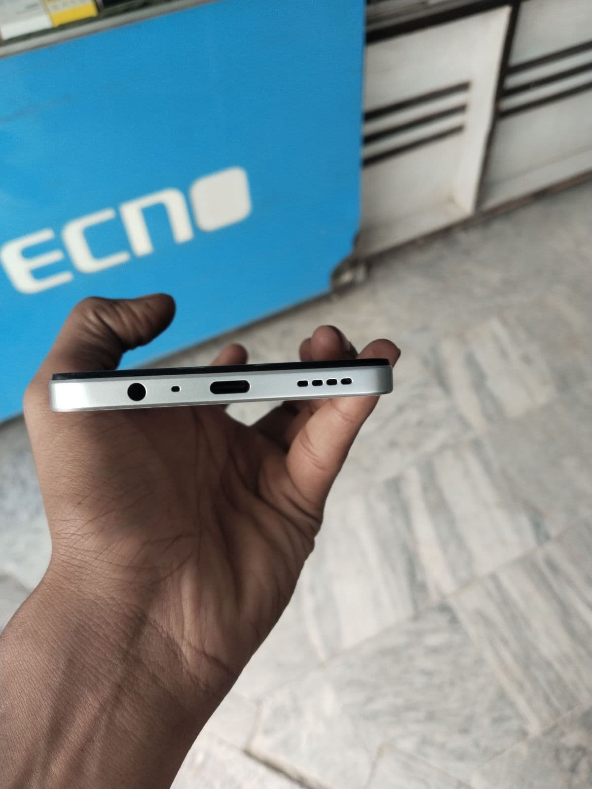 Realme C71 6GB / 128GB in White Swan — photo 3