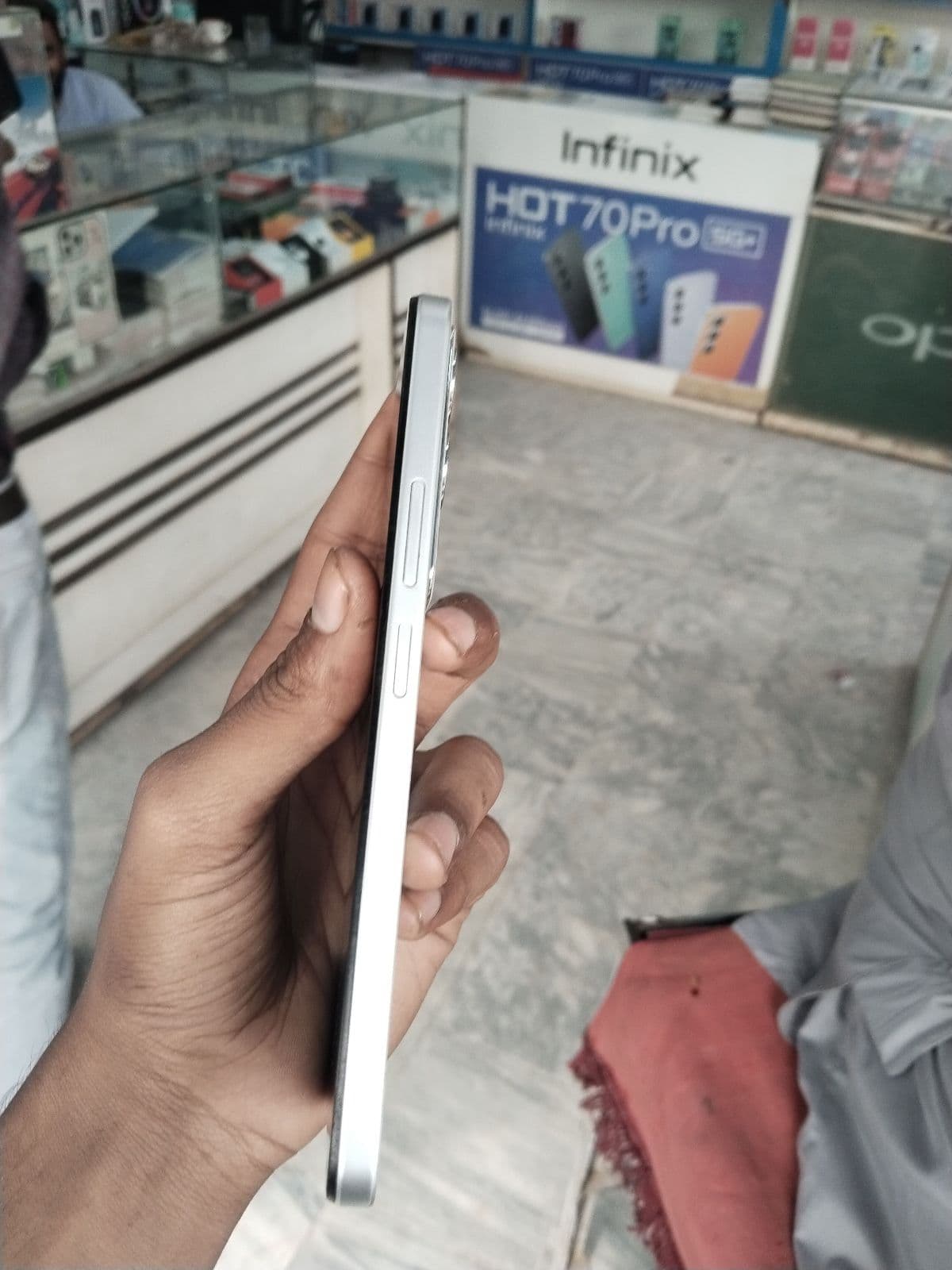 Realme C71 6GB / 128GB in White Swan — photo 5