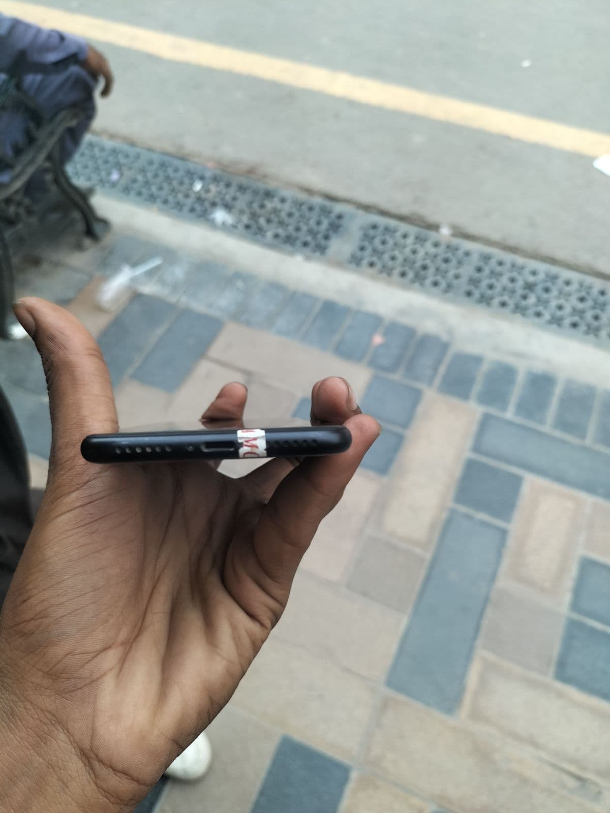 Apple iPhone SE (2022) 64GB in Midnight — photo 3