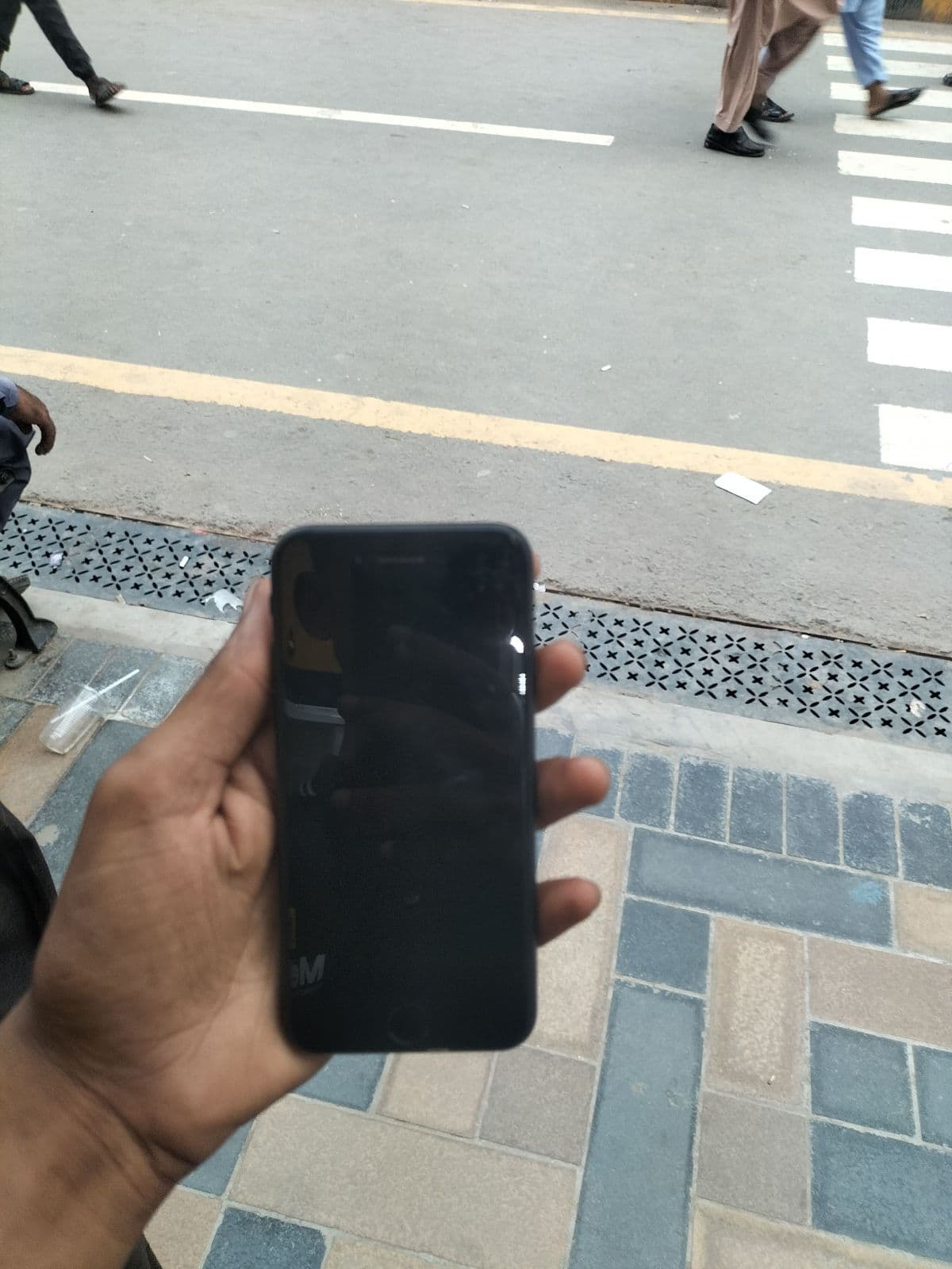 Apple iPhone SE (2022) 64GB in Midnight — photo 2