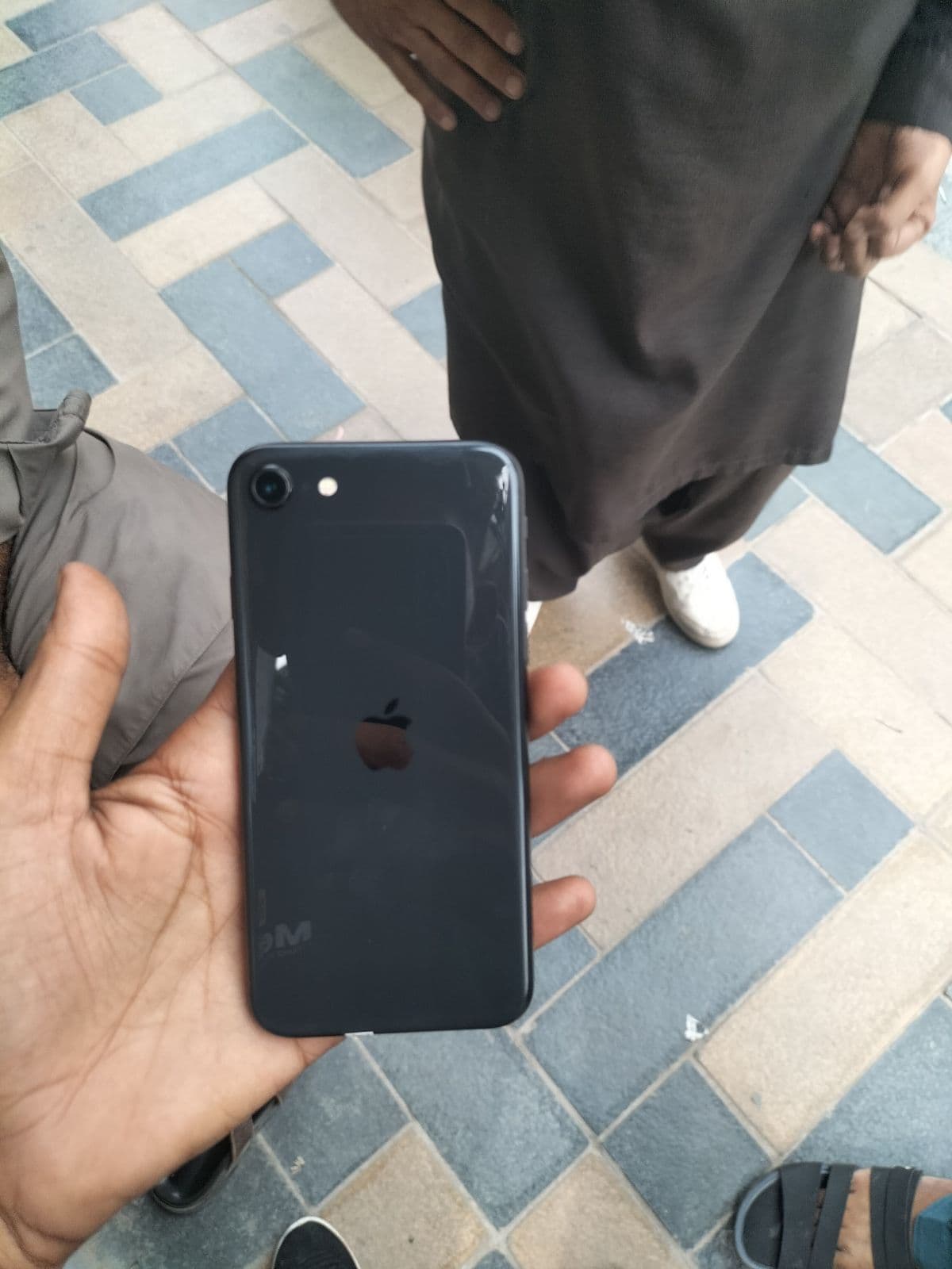 iPhone SE (2022) · 64GB