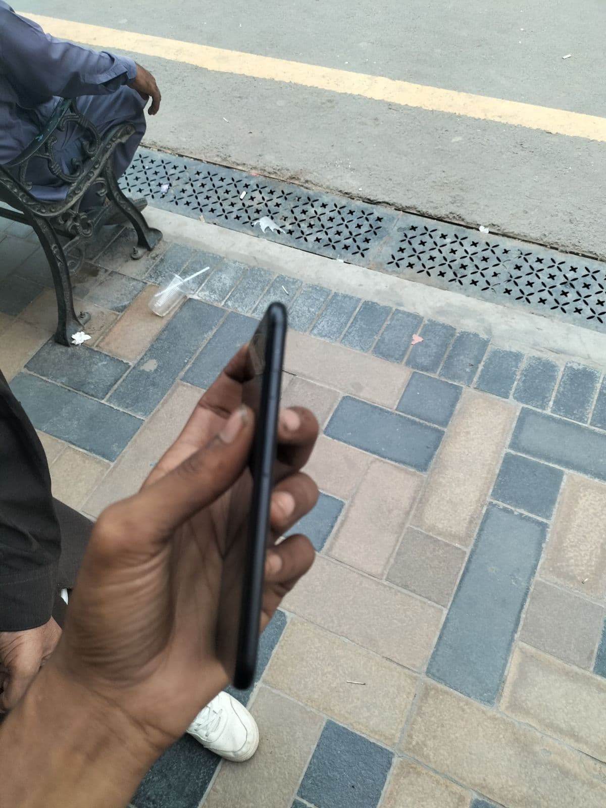 Apple iPhone SE (2022) 64GB in Midnight — photo 4