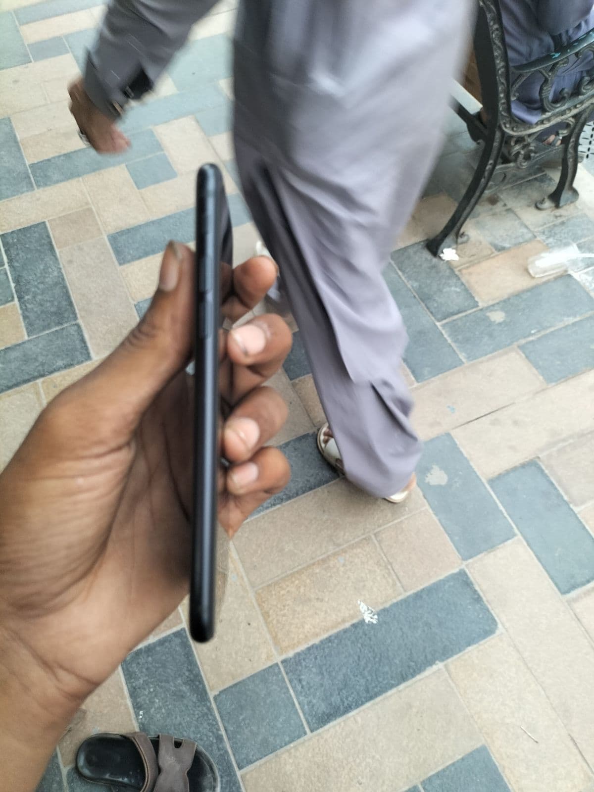Apple iPhone SE (2022) 64GB in Midnight — photo 5