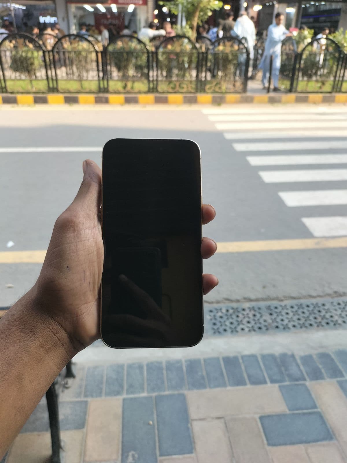 Apple iPhone 14 Pro 256GB in Gold — photo 2