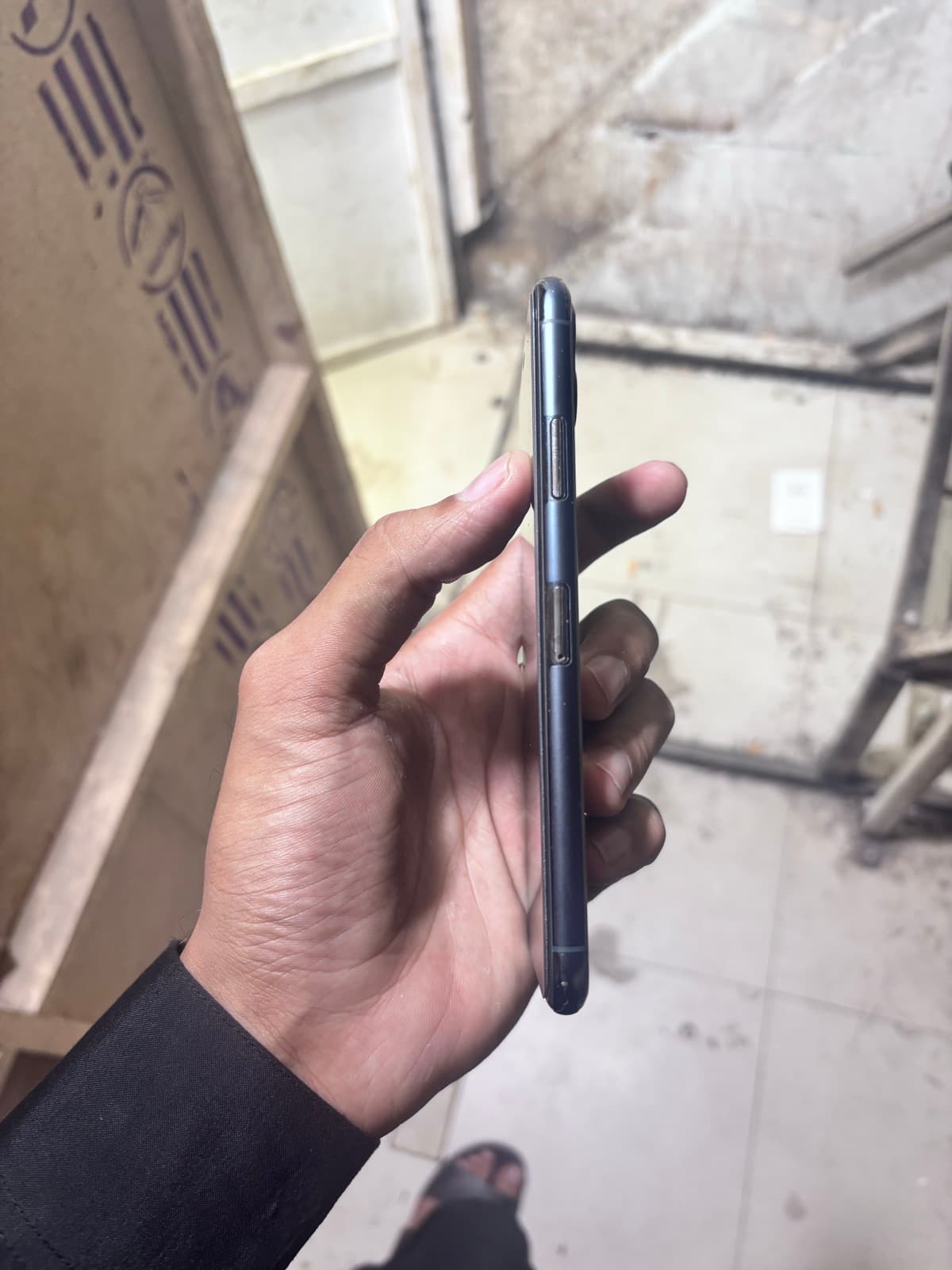 Apple iPhone 11 Pro Max 64GB in Midnight Green — photo 3