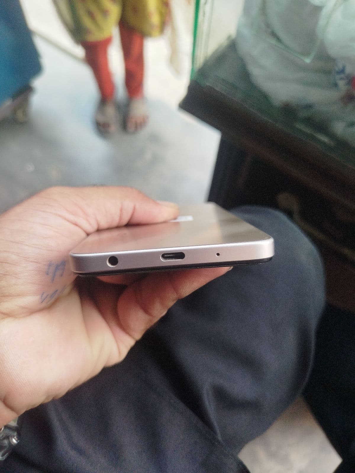 Vivo Y04 4GB / 64GB in Titanium Gold — photo 3