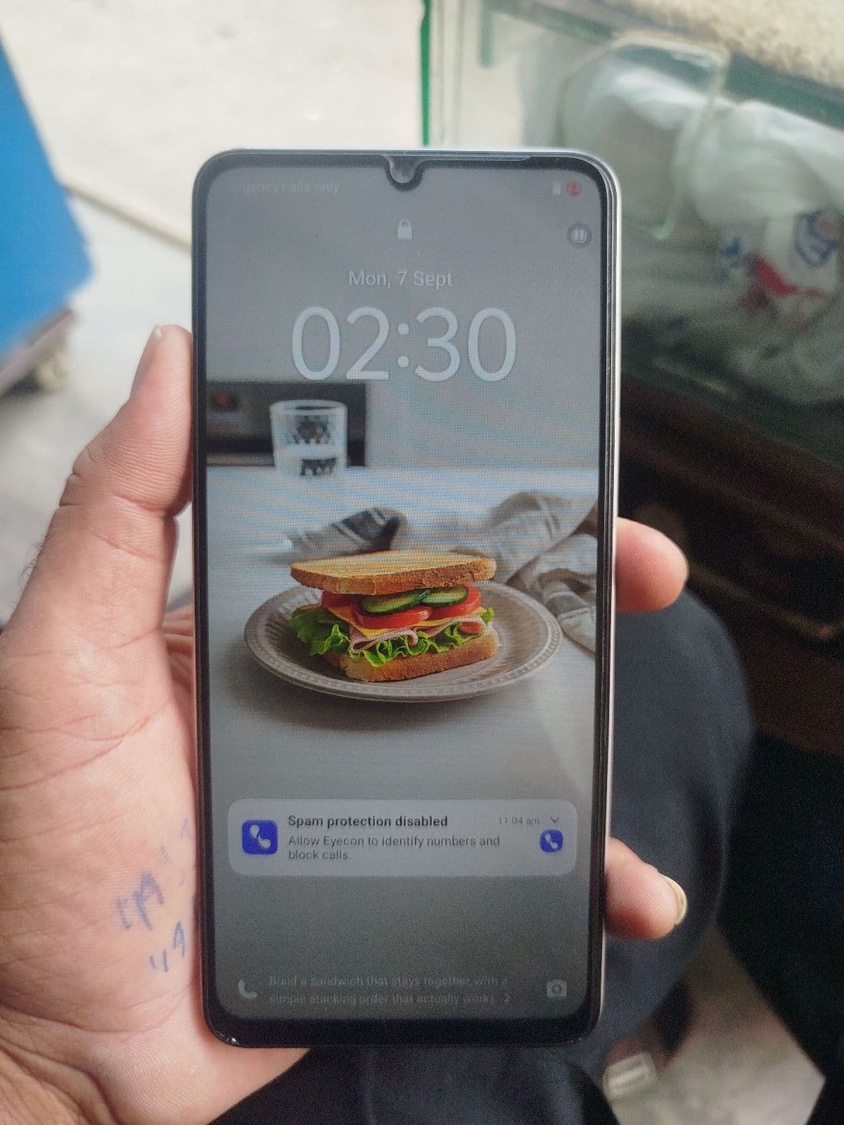 Vivo Y04 4GB / 64GB in Titanium Gold — photo 2