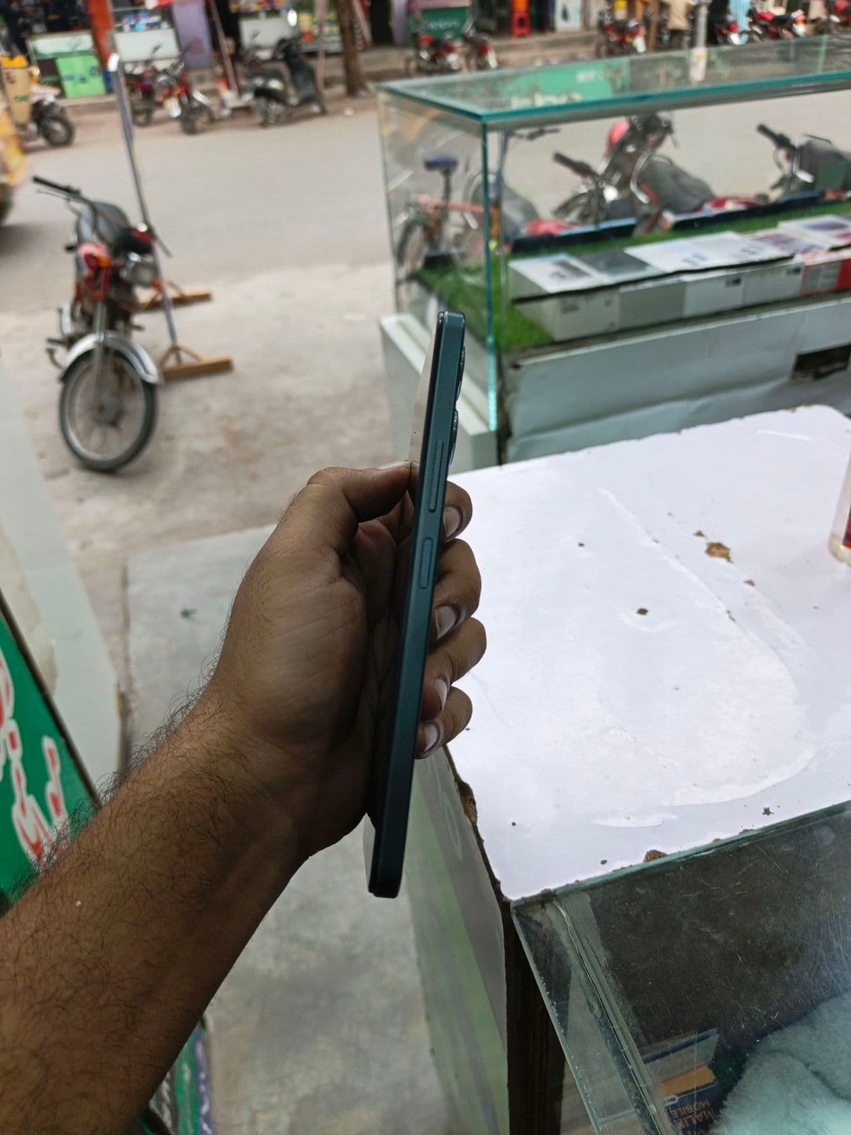 Vivo Y17s 4GB / 128GB in Forest Green — photo 4
