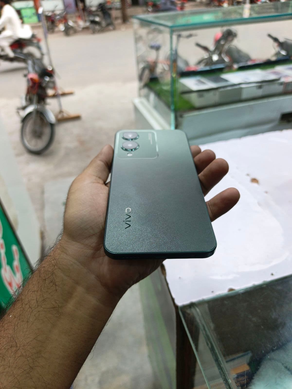 Vivo Y17s 4GB / 128GB in Forest Green — photo 5