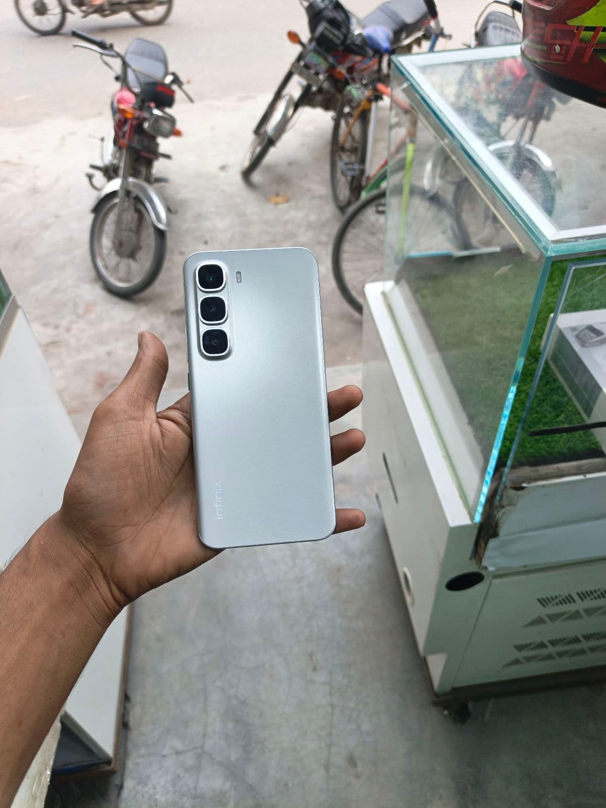 Infinix Hot 60 Pro+ · 8GB / 256GB