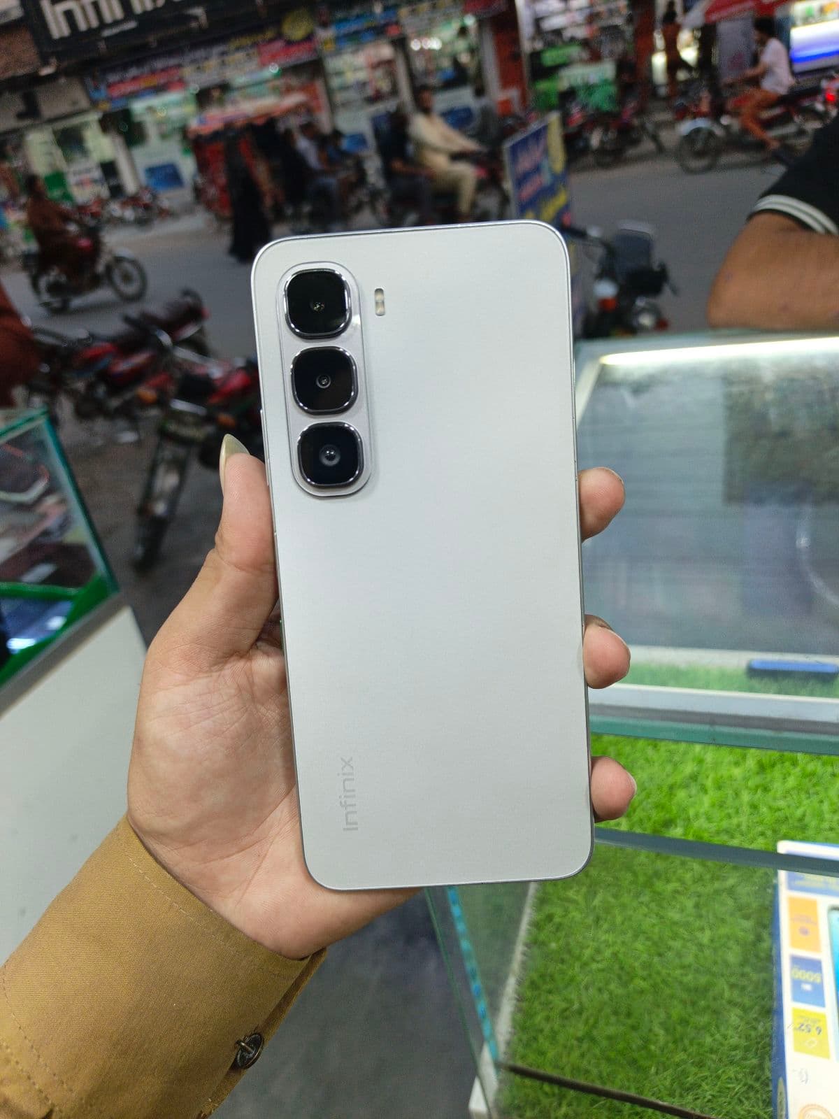 Infinix Hot 60i 6GB / 128GB in Titanium Silver — photo 1