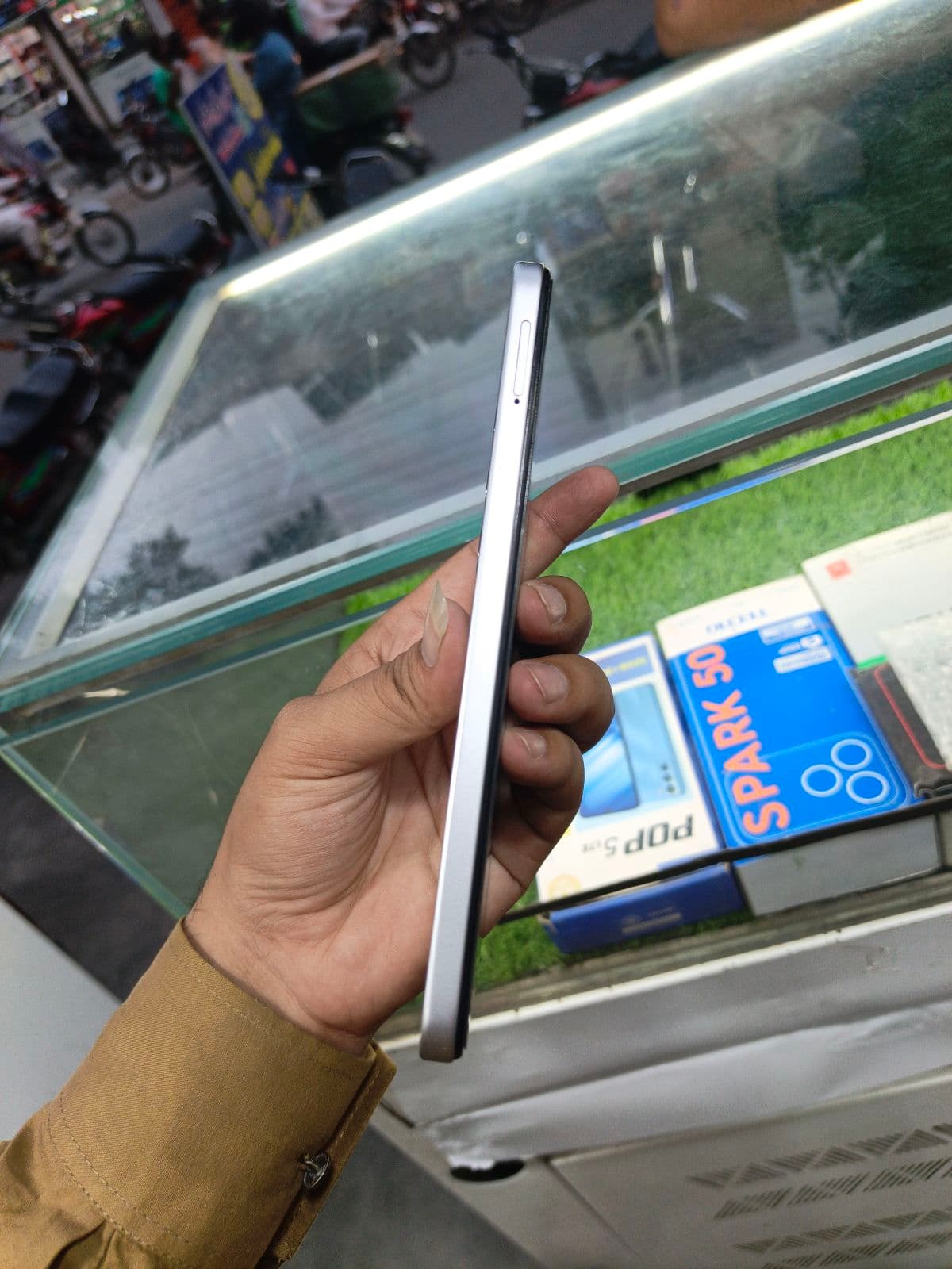 Infinix Hot 60i 6GB / 128GB in Titanium Silver — photo 2