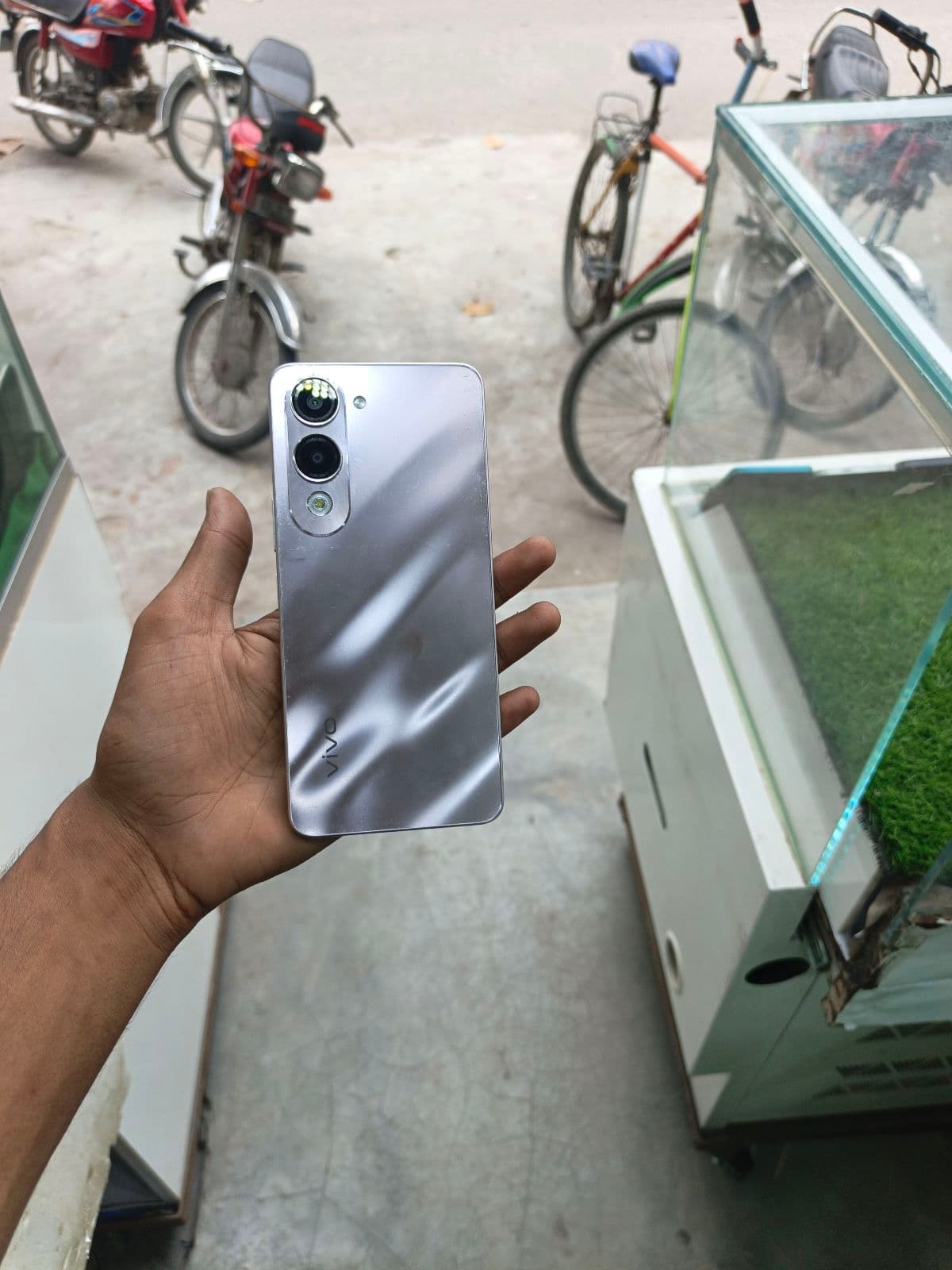 Vivo Y04 4GB / 64GB in Titanium Gold — photo 1