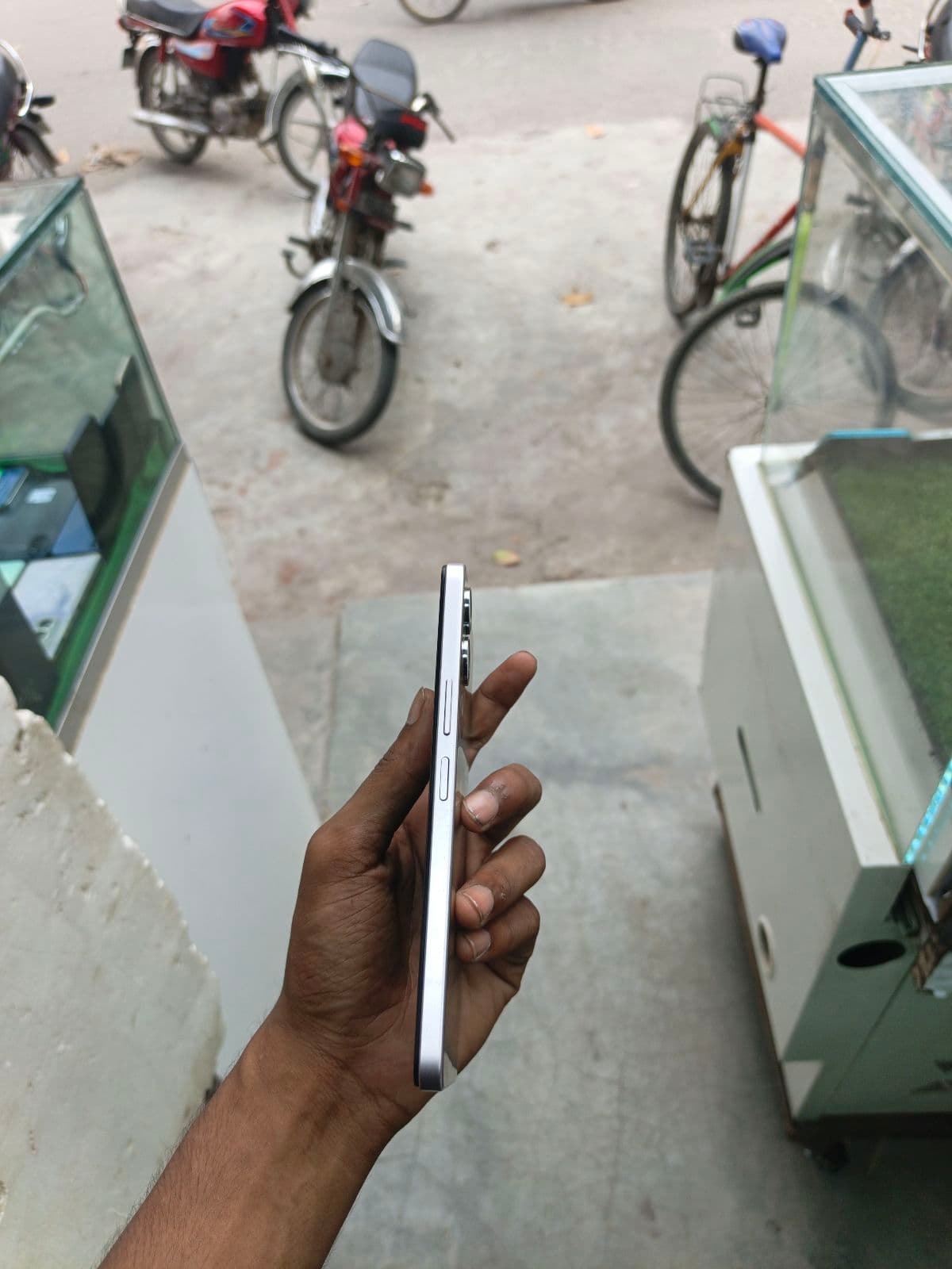 Vivo Y04 4GB / 64GB in Titanium Gold — photo 5