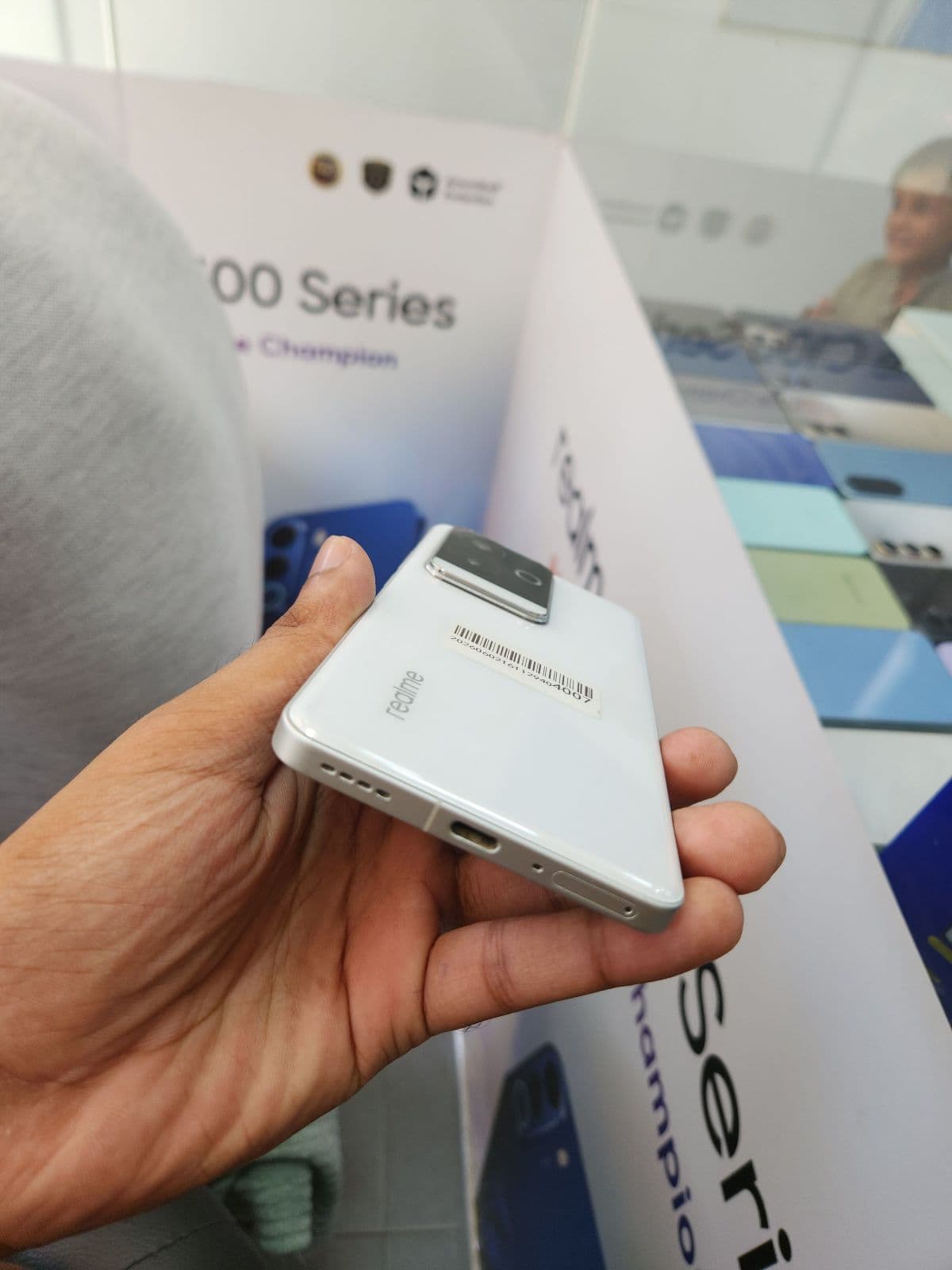 Realme GT 6 12GB / 256GB in Fluid Silver — photo 2