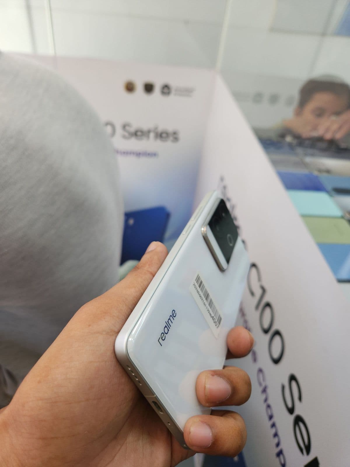 Realme GT 6 12GB / 256GB in Fluid Silver — photo 3