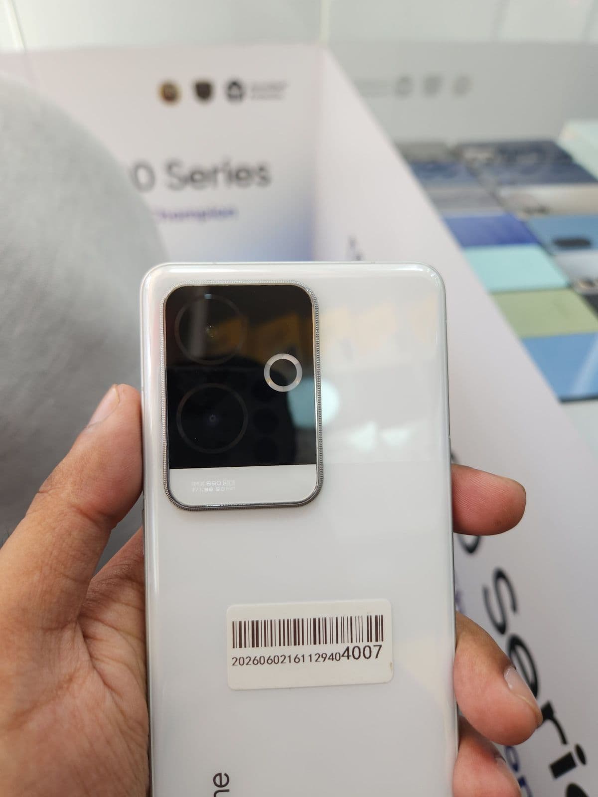 Realme GT 6 12GB / 256GB in Fluid Silver — photo 5